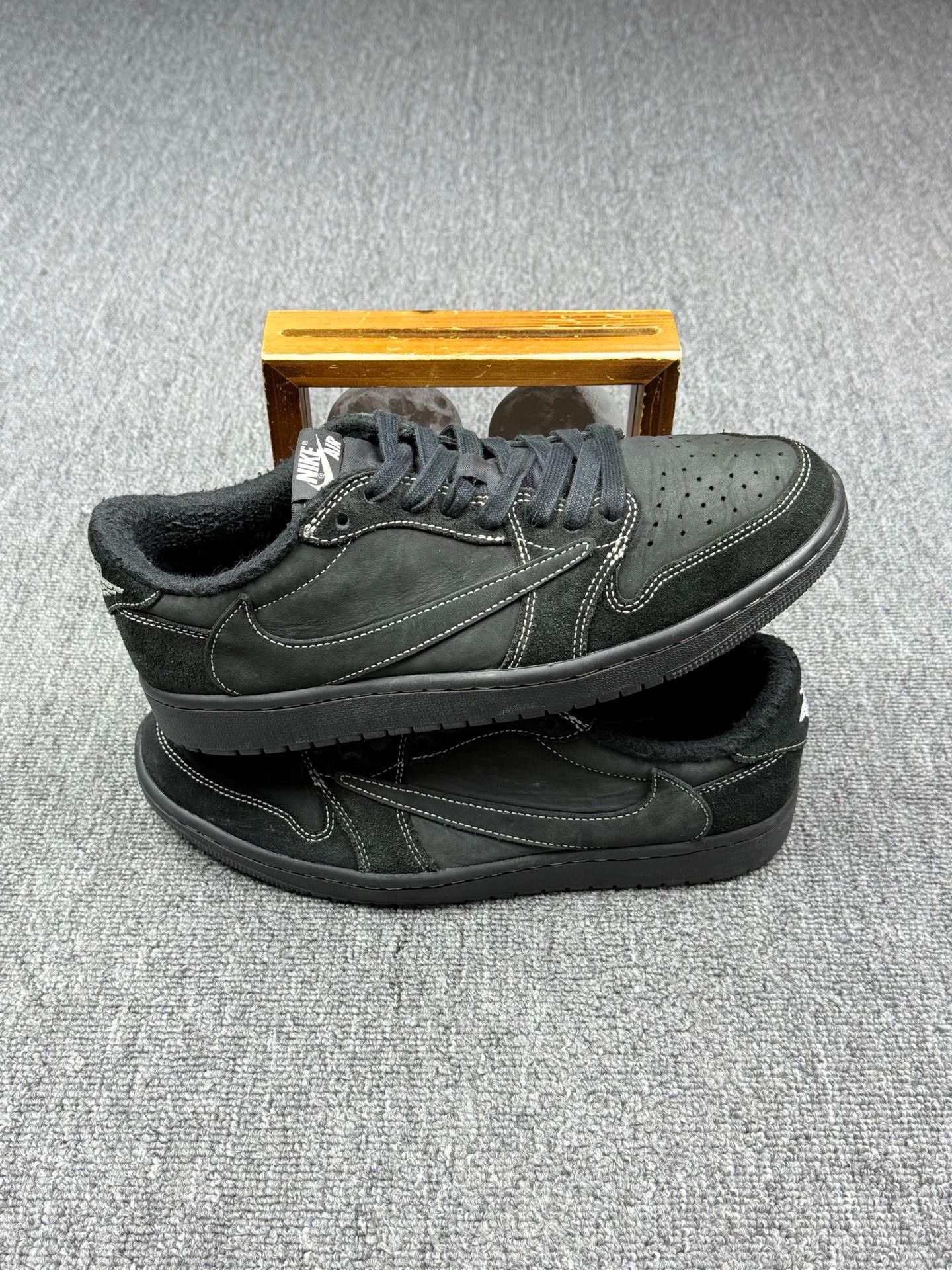 Nike Nike AJ1 Black Lowtop Sneakers 10 Men Size US 10 / EU 43 - 2 Thumbnail