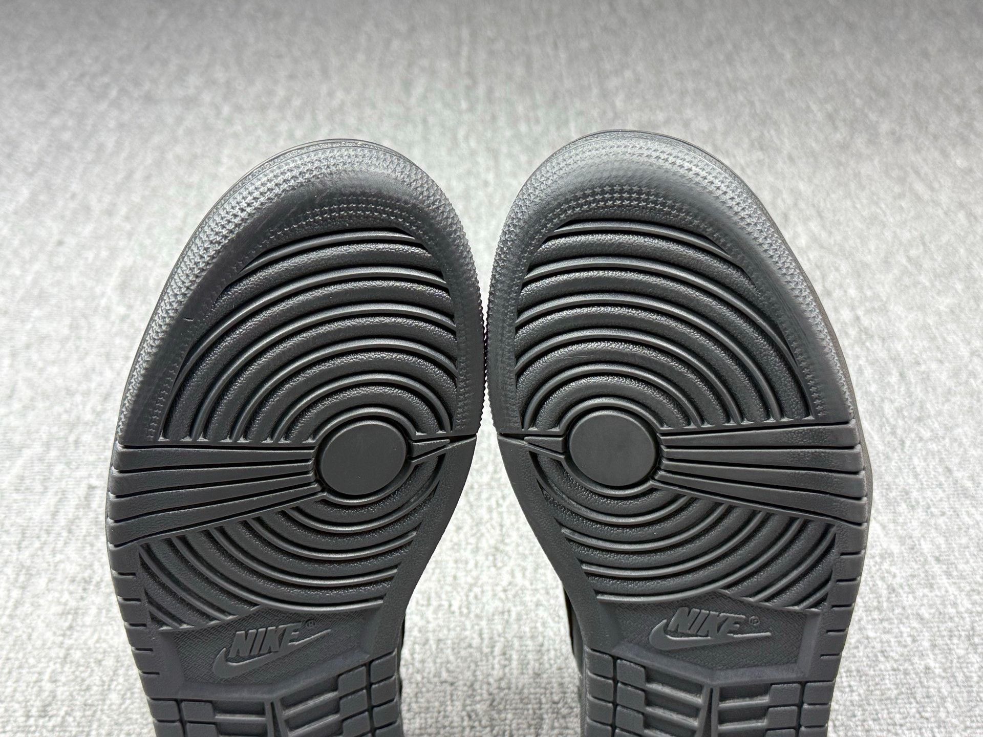 Nike Nike AJ1 Black Lowtop Sneakers 10 Men Size US 10 / EU 43 - 7 Thumbnail