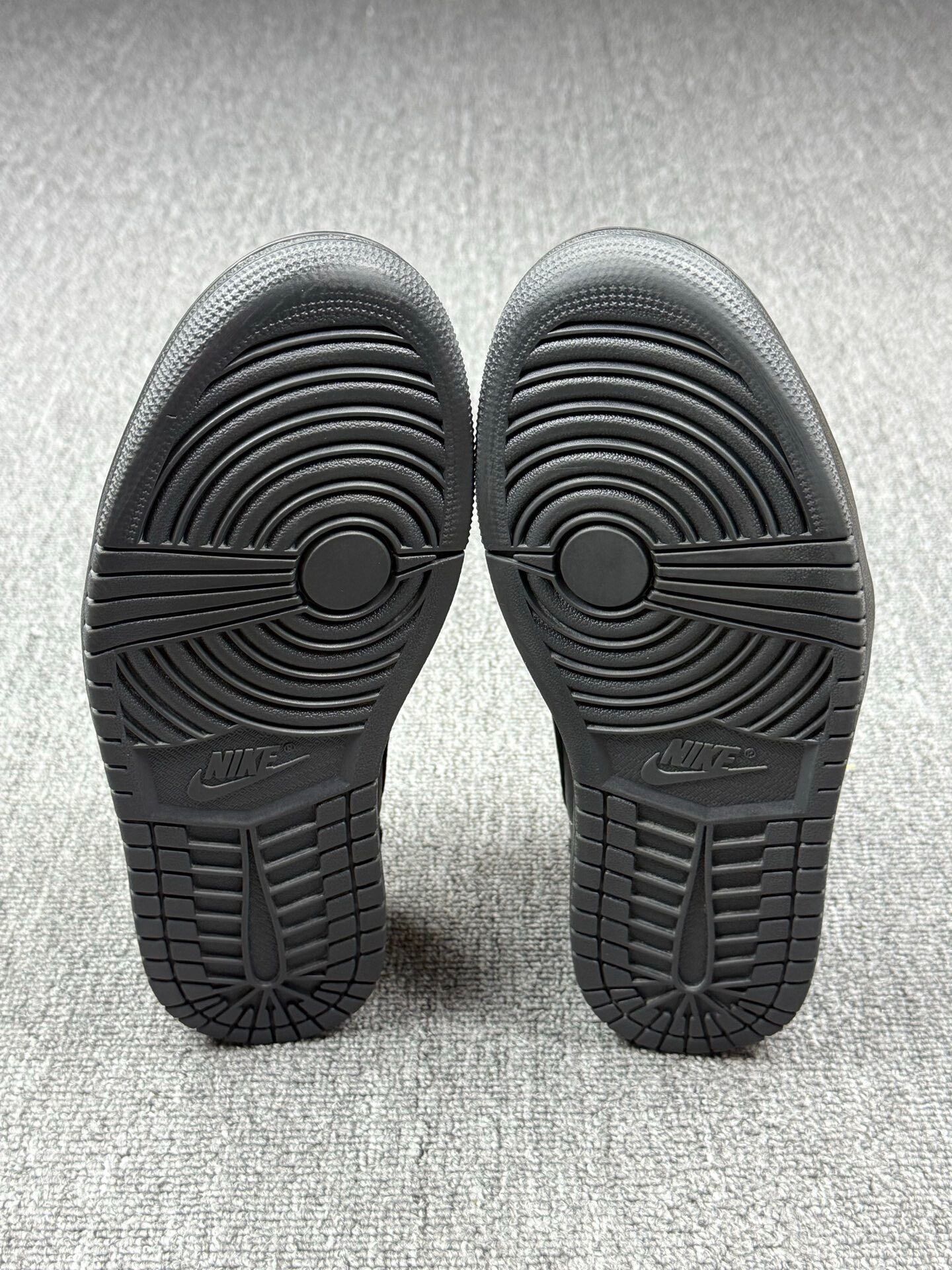 Nike Nike AJ1 Black Lowtop Sneakers 10 Men Size US 10 / EU 43 - 6 Thumbnail