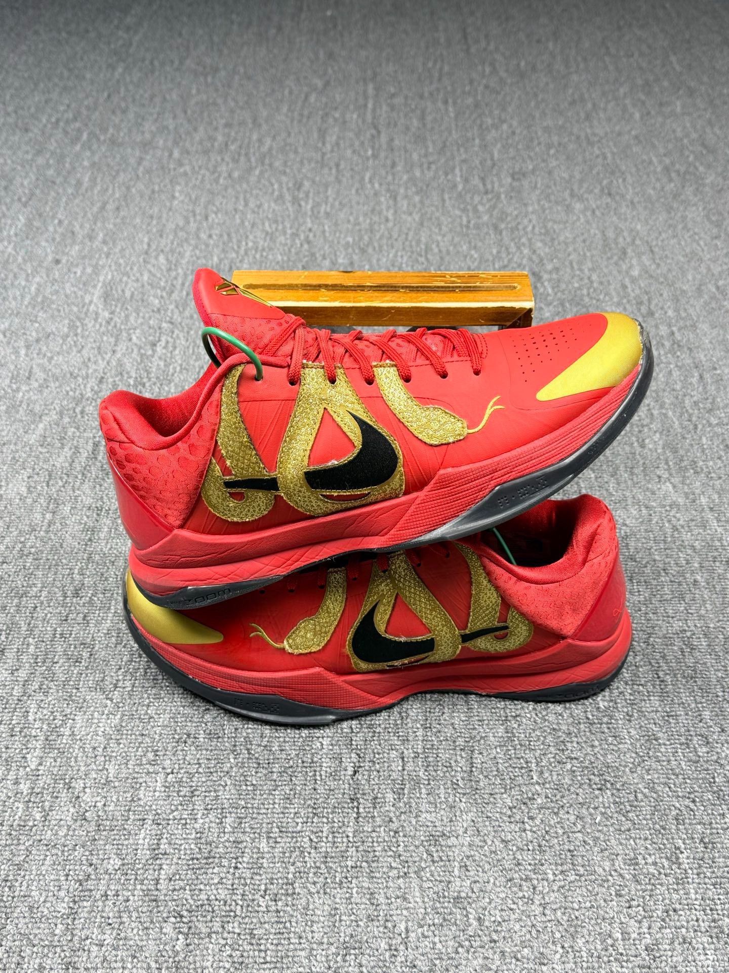 Nike Nike KOBE5 Gold Lowtop Sneakers 10 Men Size US 10 / EU 43 - 2 Thumbnail
