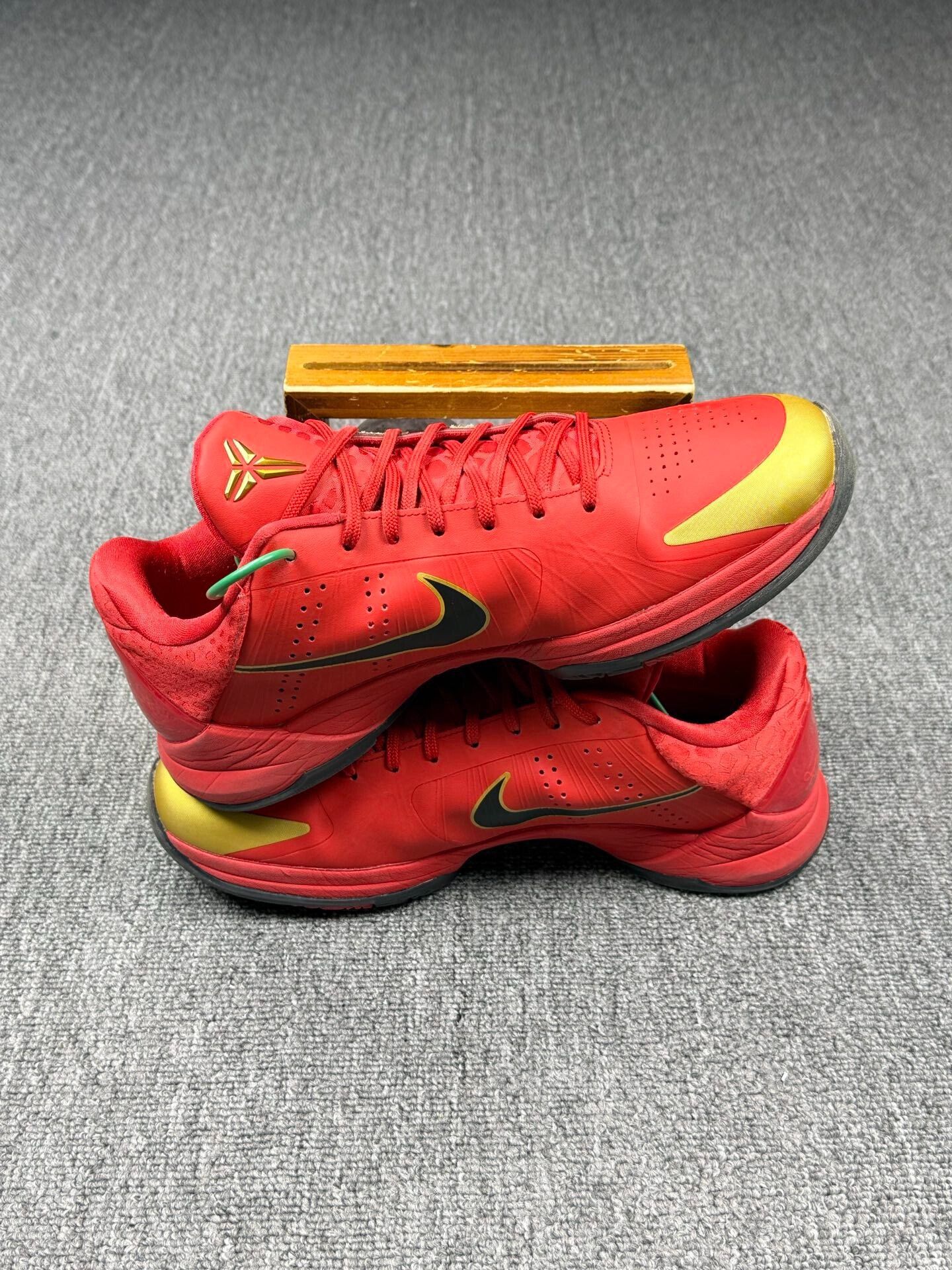Nike Nike KOBE5 Gold Lowtop Sneakers 10 Men Size US 10 / EU 43 - 3 Thumbnail