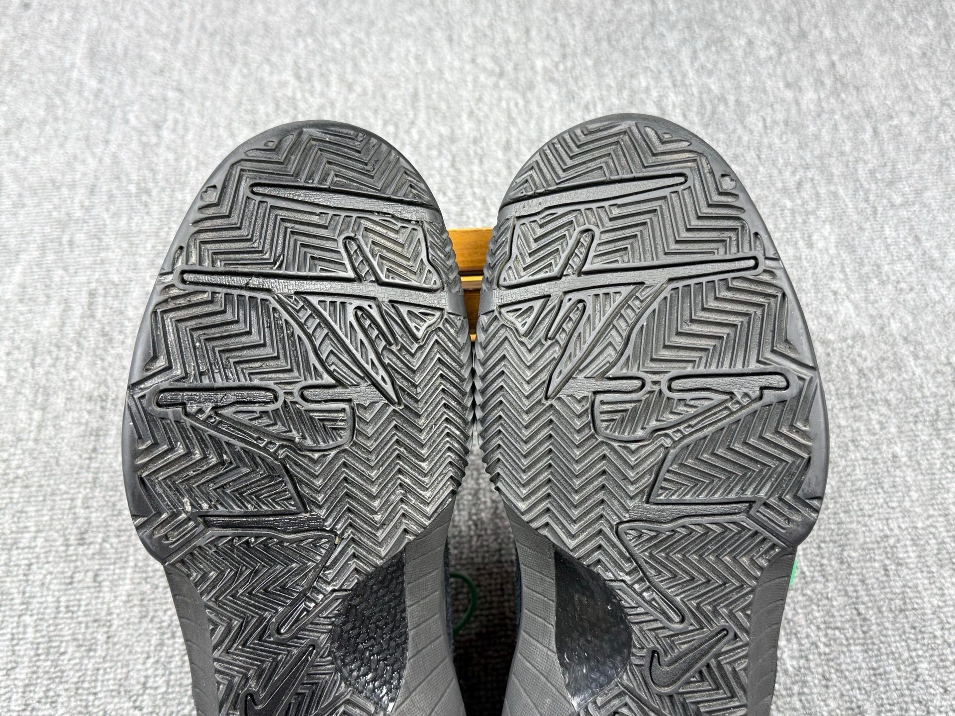Nike Nike KOBE4 Black Lowtop Sneakers 8 Men Size US 8 / EU 41 - 7 Thumbnail