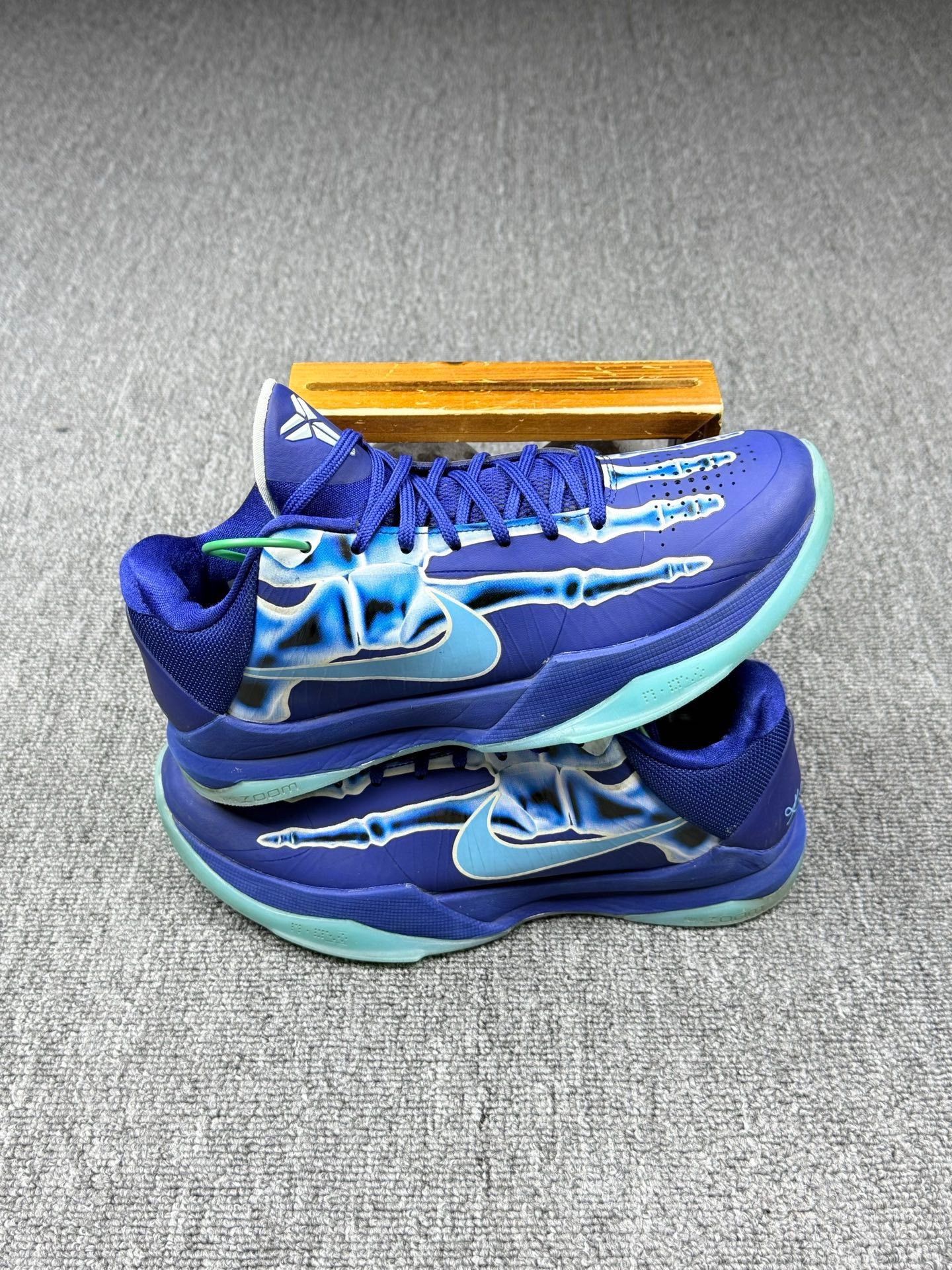 Nike Nike KOBE5 Blue Lowtop Sneakers 7 Men Size US 7 / EU 40 - 2 Thumbnail