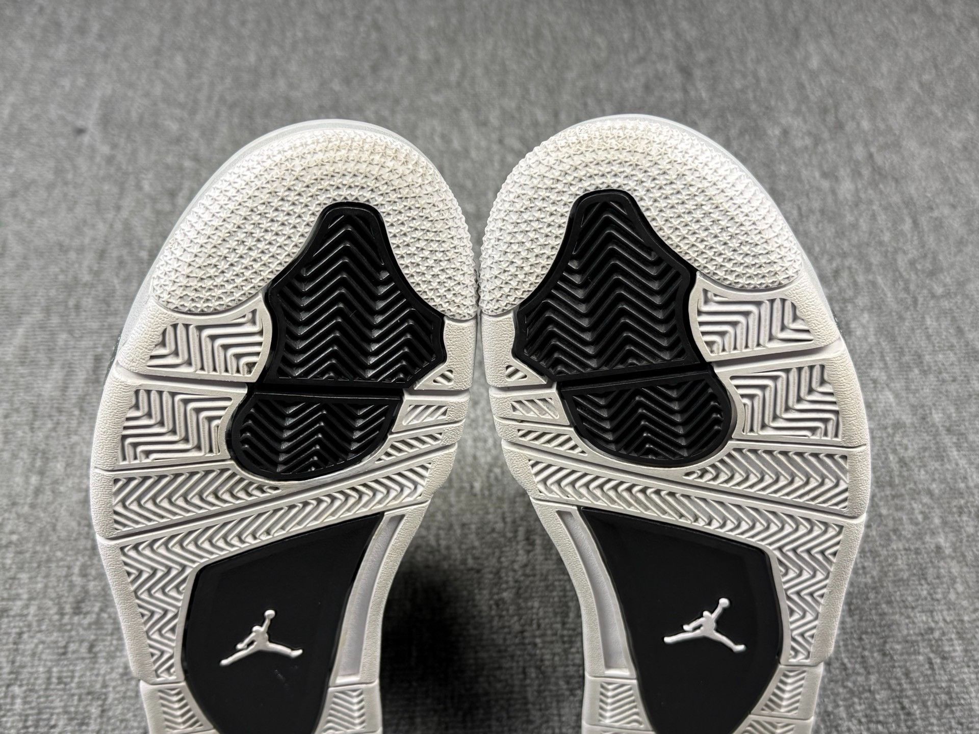 Nike Nike AJ4 Black Lowtop Sneakers 9 Men Size US 9 / EU 42 - 7 Thumbnail