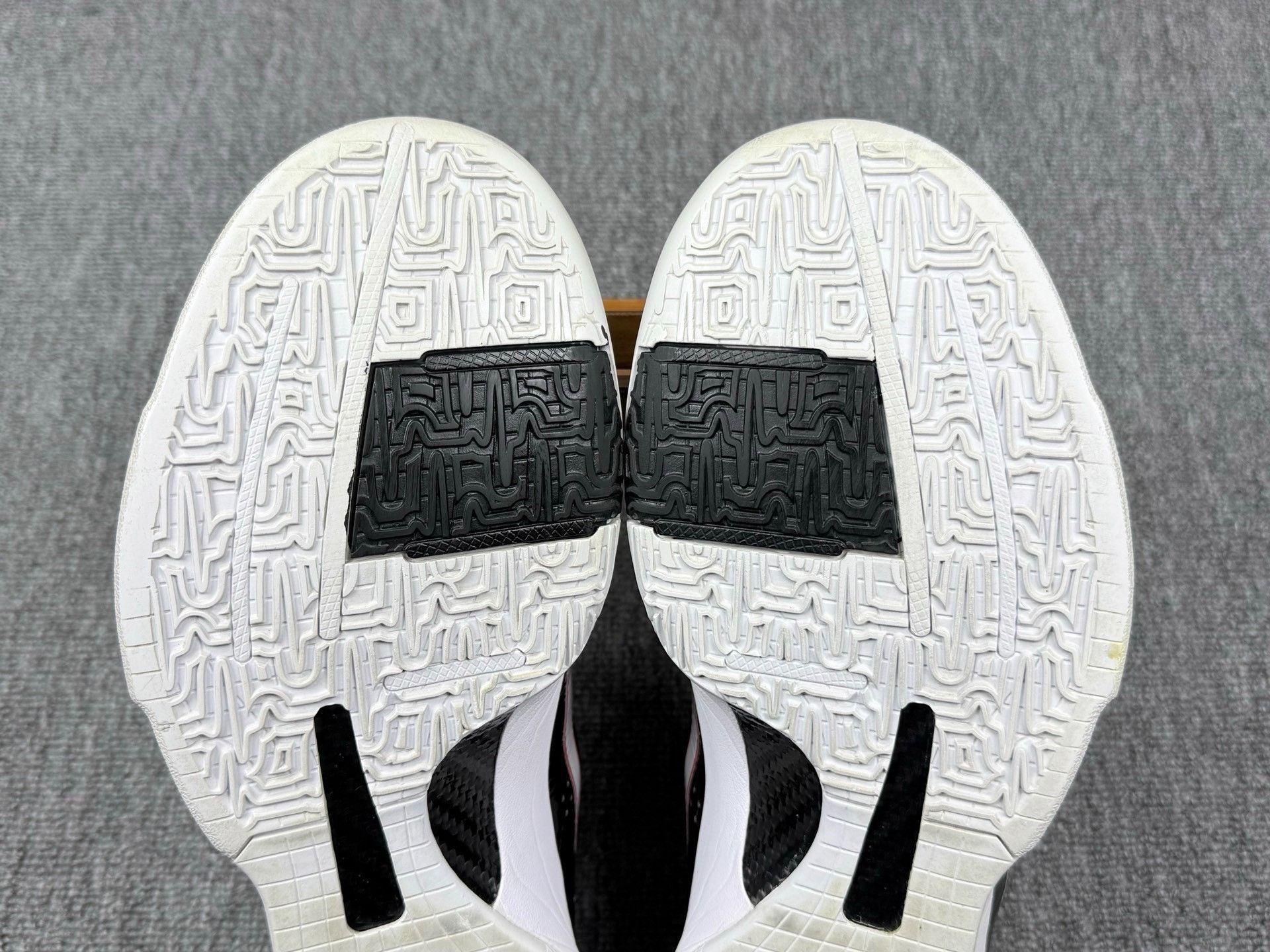 Nike Nike KOBE5 White Lowtop Sneakers 12 Men Size US 12 / EU 45 - 7 Thumbnail