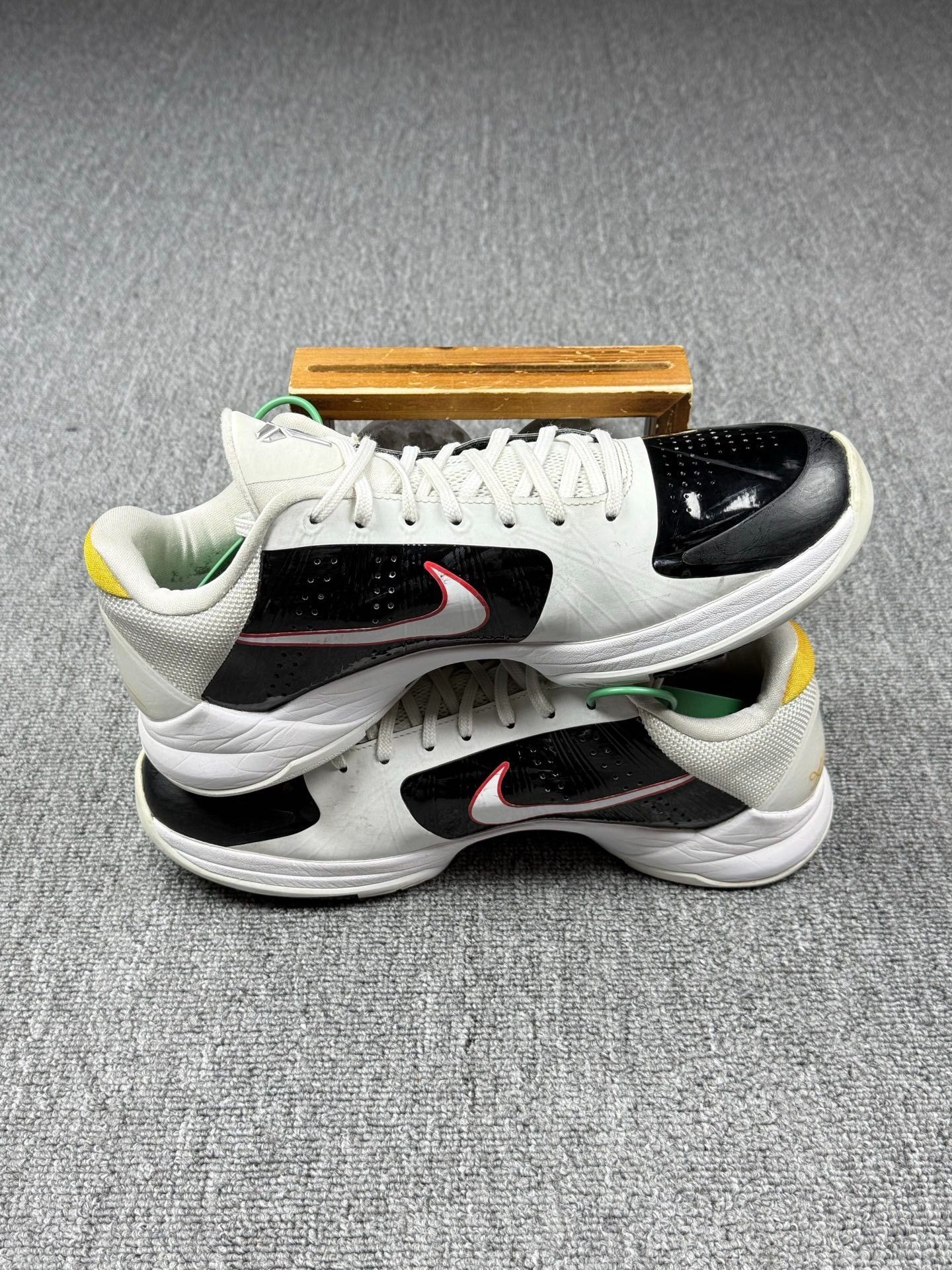 Nike Nike KOBE5 White Lowtop Sneakers 12 Men Size US 12 / EU 45 - 3 Thumbnail