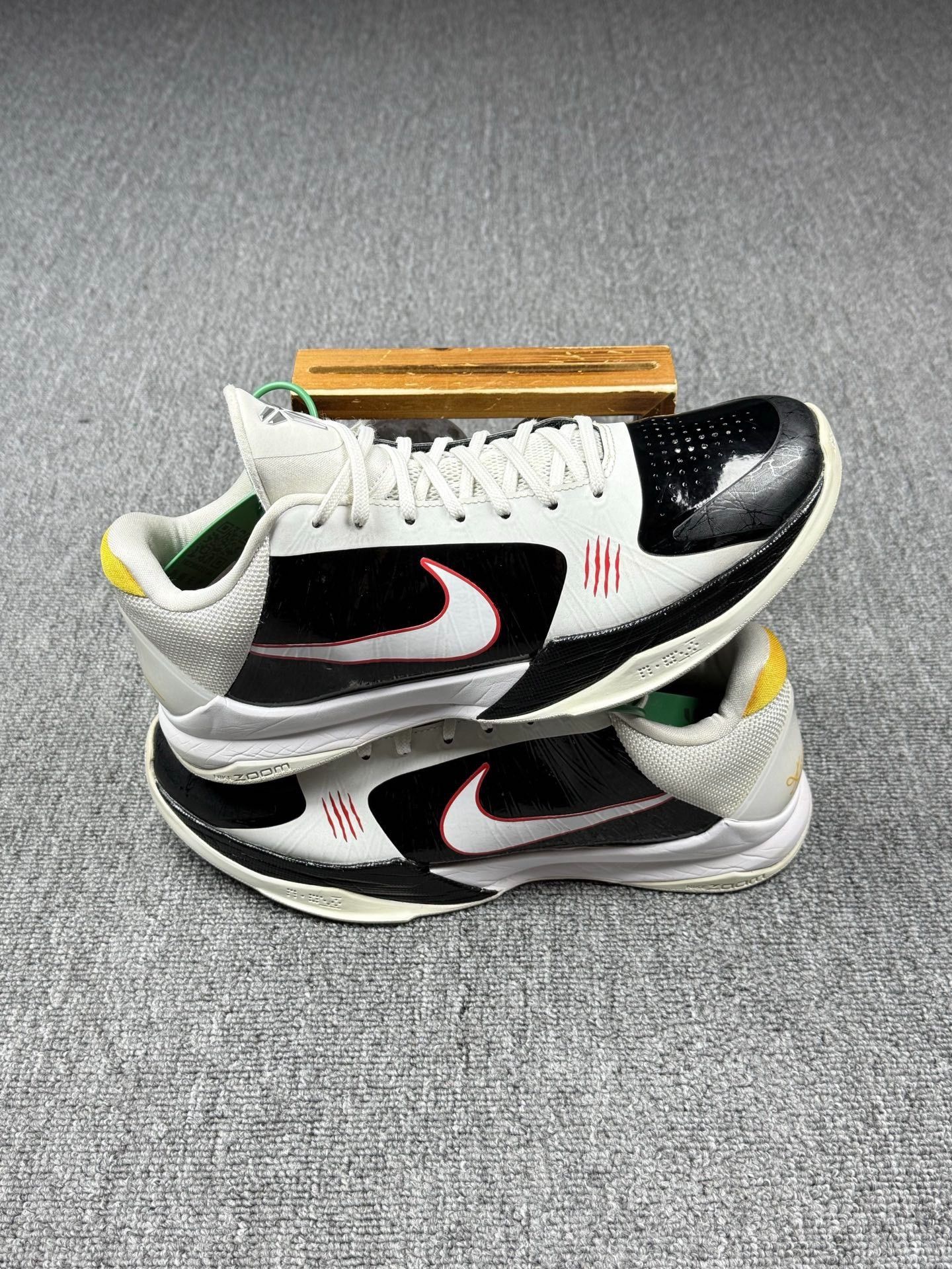 Nike Nike KOBE5 White Lowtop Sneakers 12 Men Size US 12 / EU 45 - 2 Thumbnail