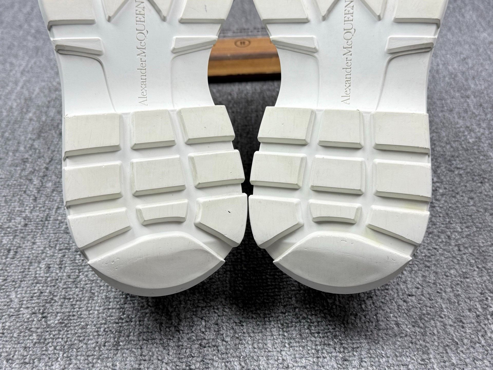 Alexander McQueen Alexander McQueen White Lowtop Sneakers 6 Men Size US 6 / EU 39 - 8 Thumbnail
