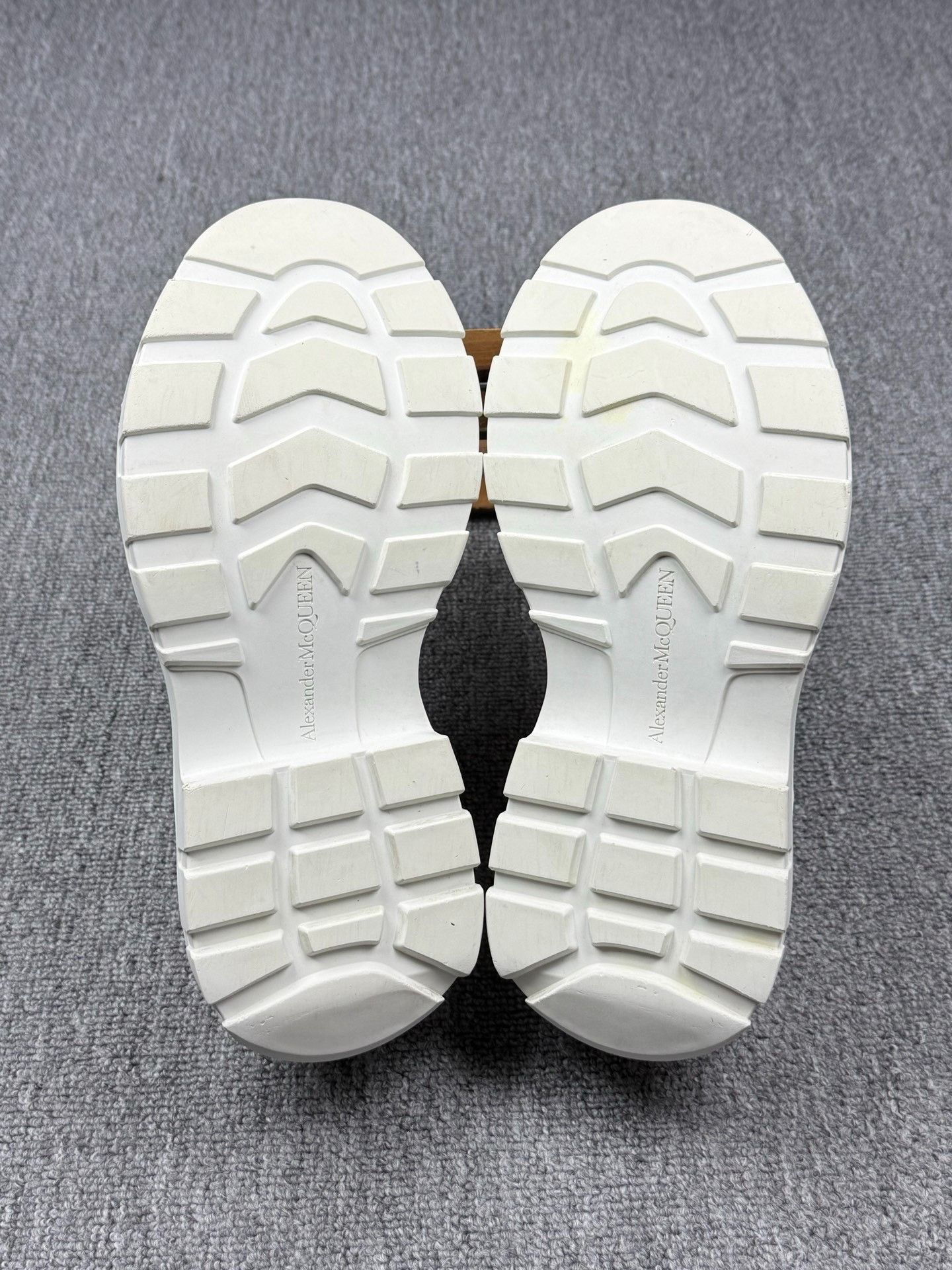 Alexander McQueen Alexander McQueen White Lowtop Sneakers 6 Men Size US 6 / EU 39 - 6 Thumbnail