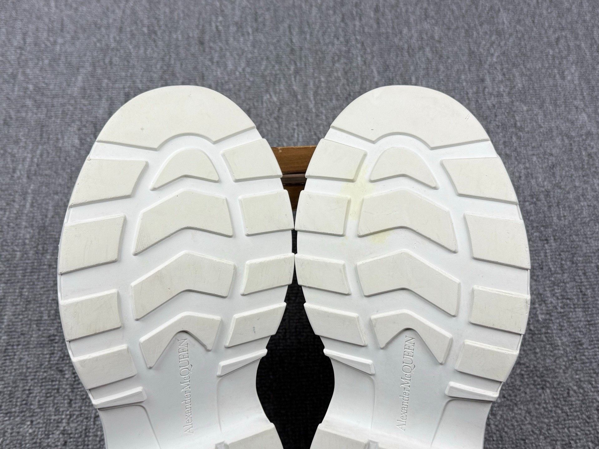 Alexander McQueen Alexander McQueen White Lowtop Sneakers 6 Men Size US 6 / EU 39 - 7 Thumbnail