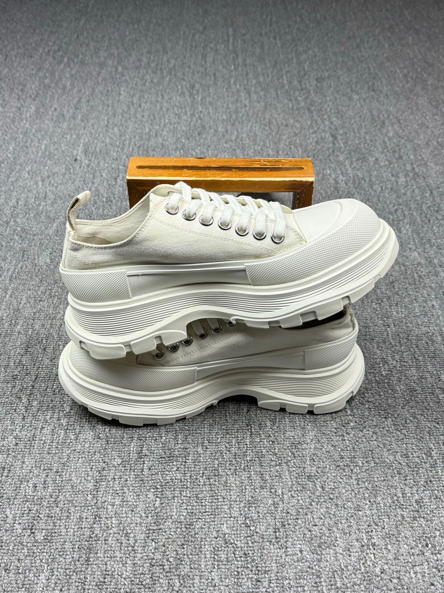 Alexander McQueen Alexander McQueen White Lowtop Sneakers 6 Men Size US 6 / EU 39 - 3 Thumbnail