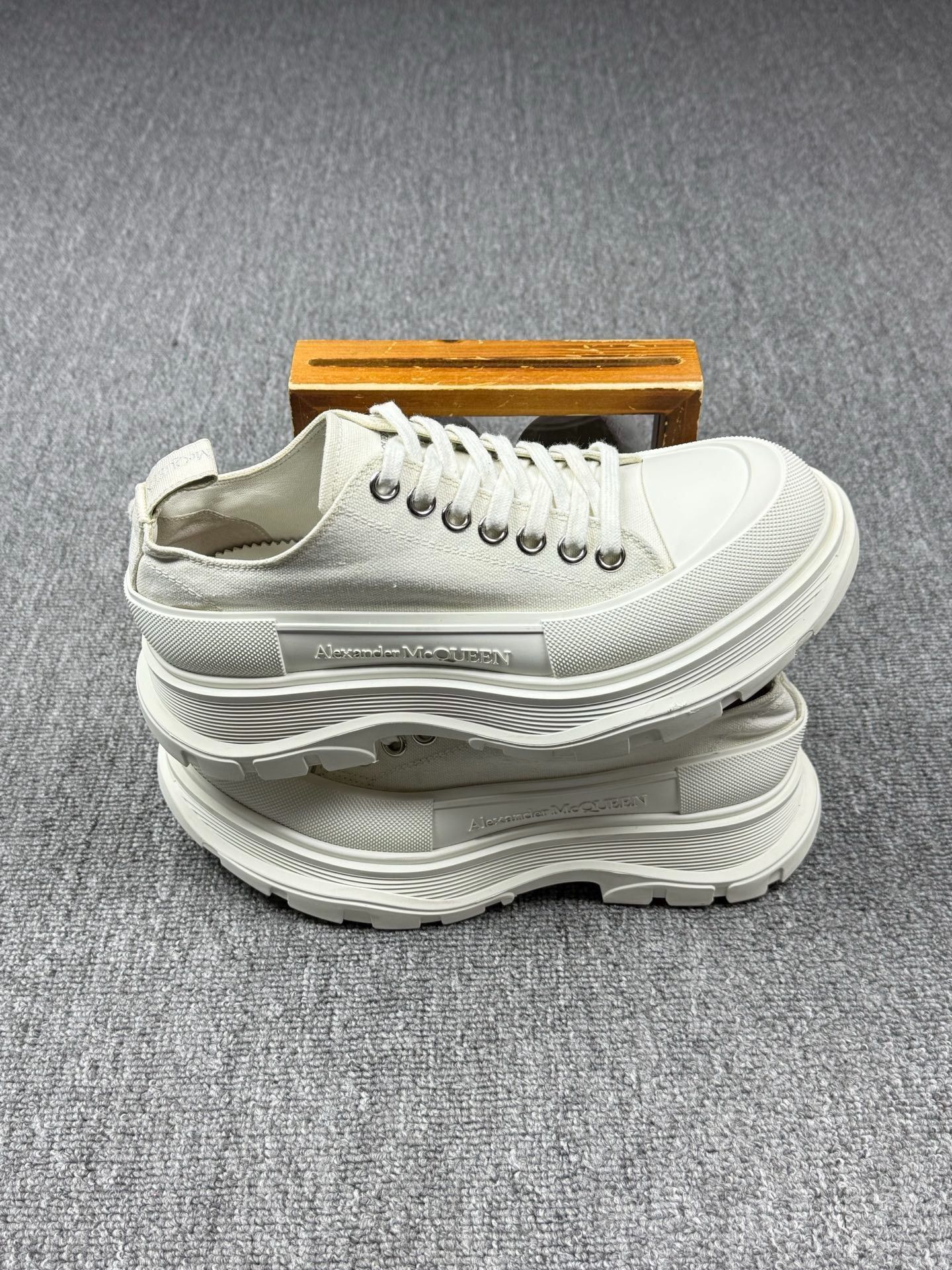 Alexander McQueen Alexander McQueen White Lowtop Sneakers 6 Men Size US 6 / EU 39 - 2 Thumbnail