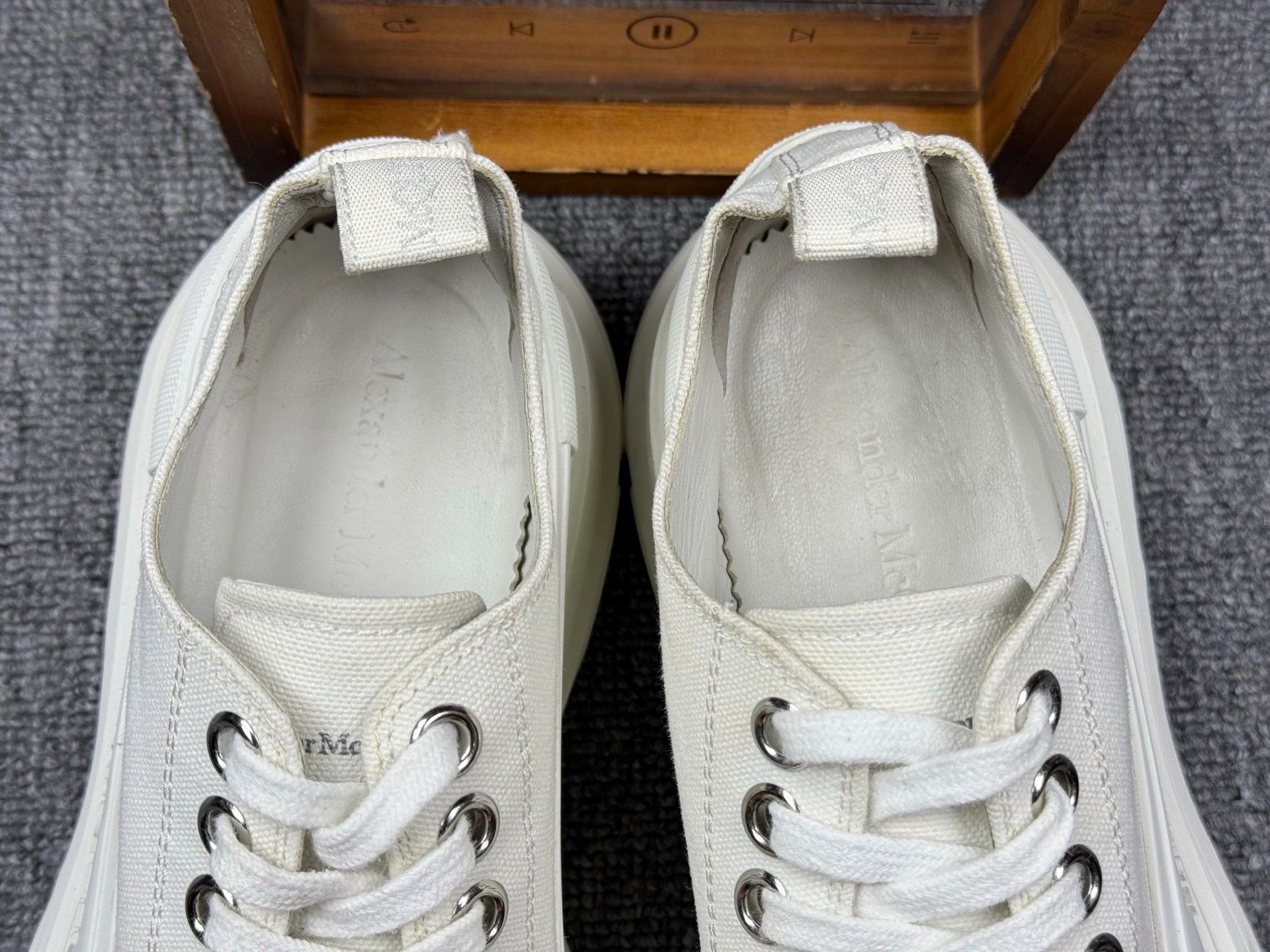 Alexander McQueen Alexander McQueen White Lowtop Sneakers 6 Men Size US 6 / EU 39 - 9 Thumbnail