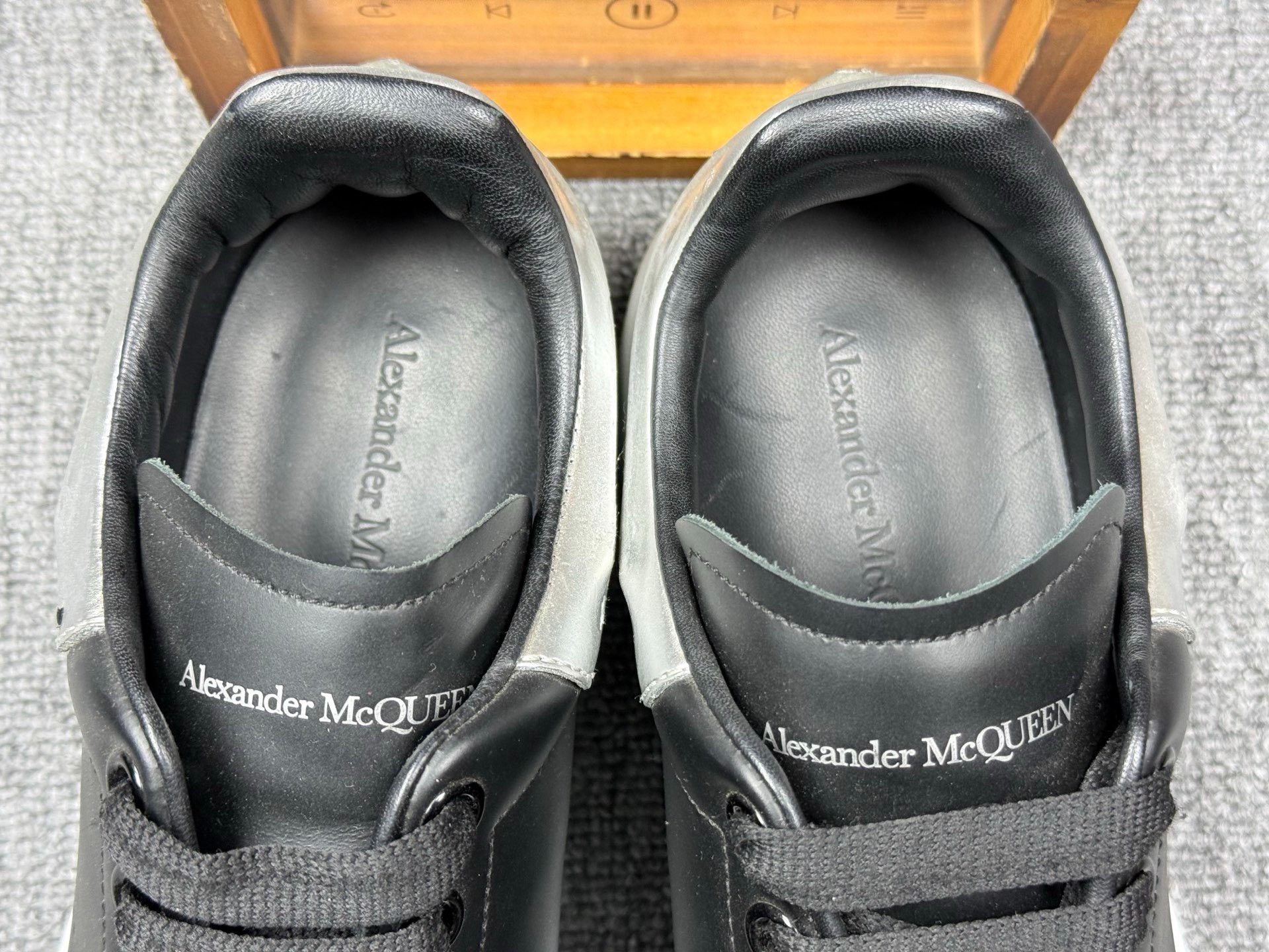 Alexander McQueen Alexander McQueen Black Lowtop Sneakers 9 Men Size US 9 / EU 42 - 8 Thumbnail