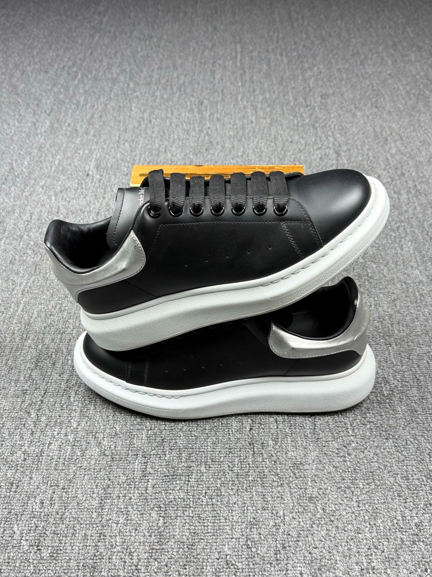 Alexander McQueen Alexander McQueen Black Lowtop Sneakers 9 Men Size US 9 / EU 42 - 2 Thumbnail