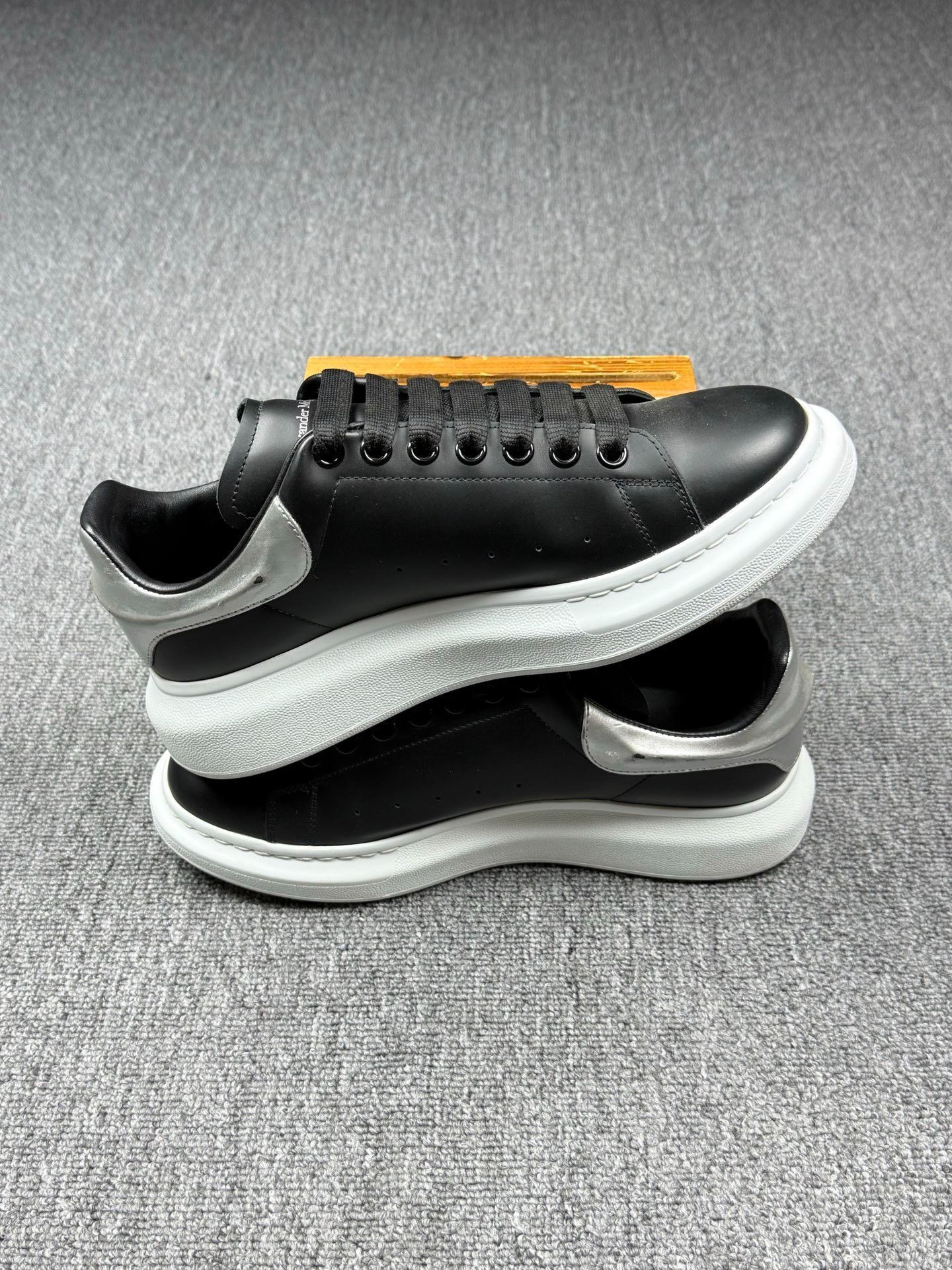 Alexander McQueen Alexander McQueen Black Lowtop Sneakers 9 Men Size US 9 / EU 42 - 3 Thumbnail