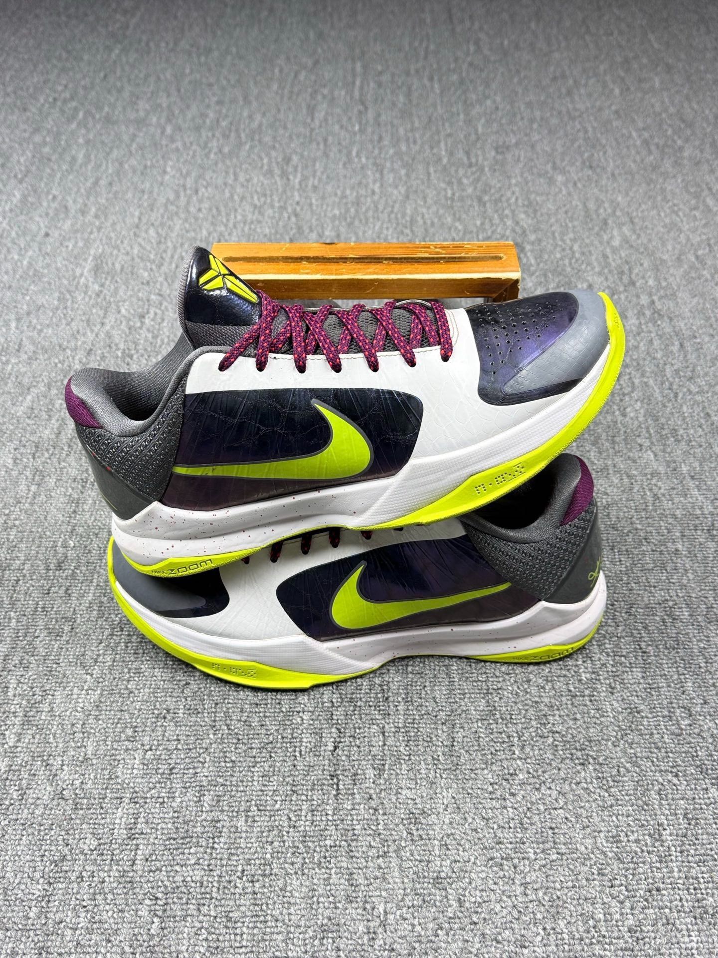 Nike Nike KOBE5 Lowtop Sneakers 9 Men Size US 9 / EU 42 - 2 Thumbnail