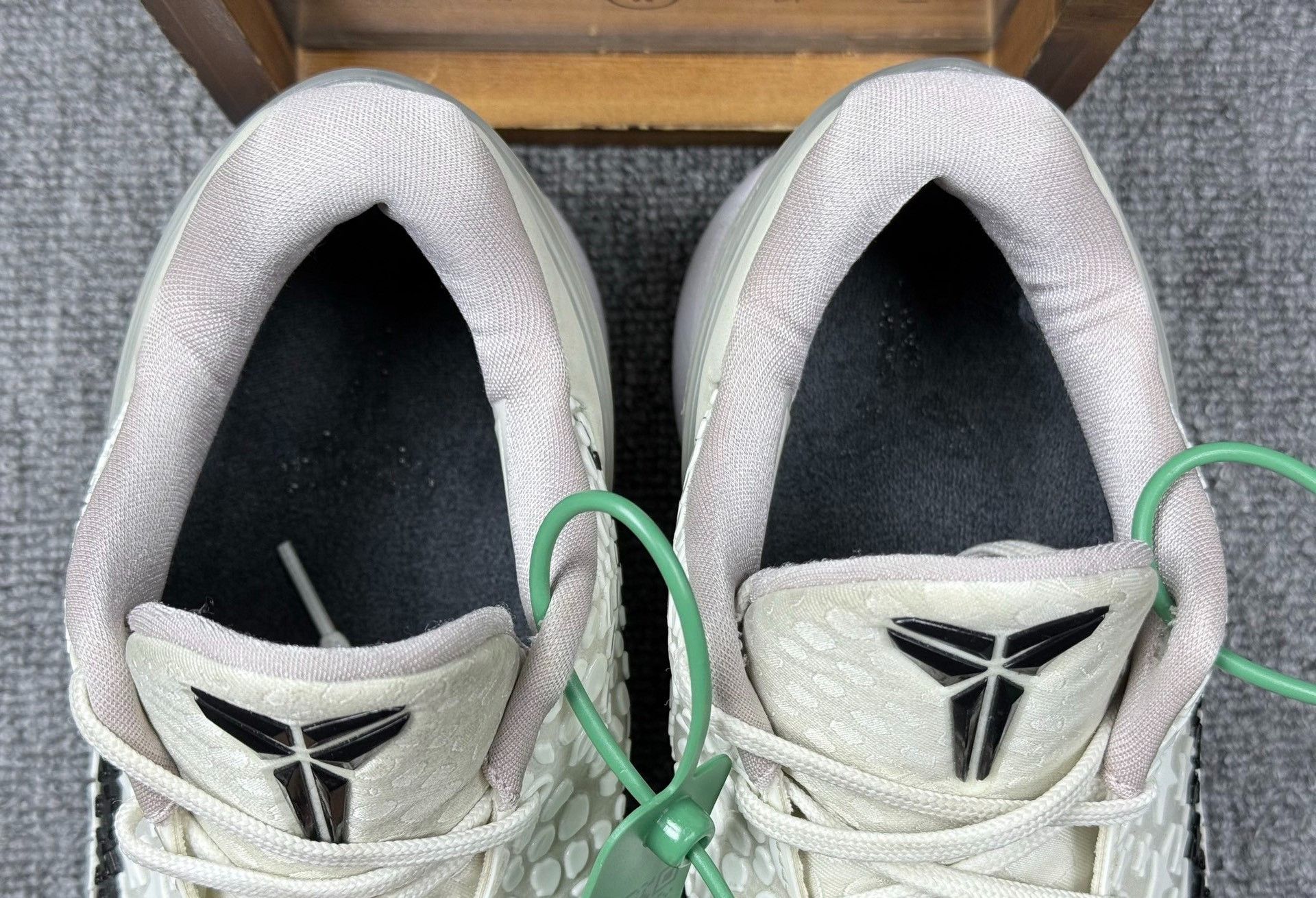 Nike Nike KOBE6 White Lowtop Sneakers 13 Men Size US 13 / EU 46 - 9 Thumbnail