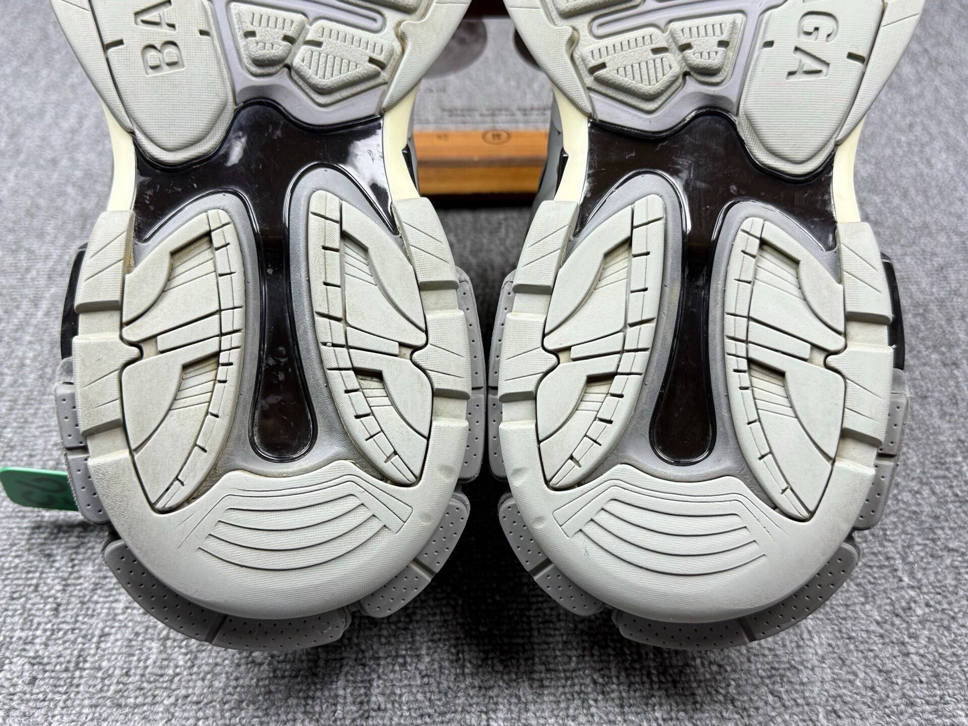 Balenciaga Balenciaga Gray Lowtop Sneakers 10 Men Size US 10 / EU 43 - 8 Thumbnail