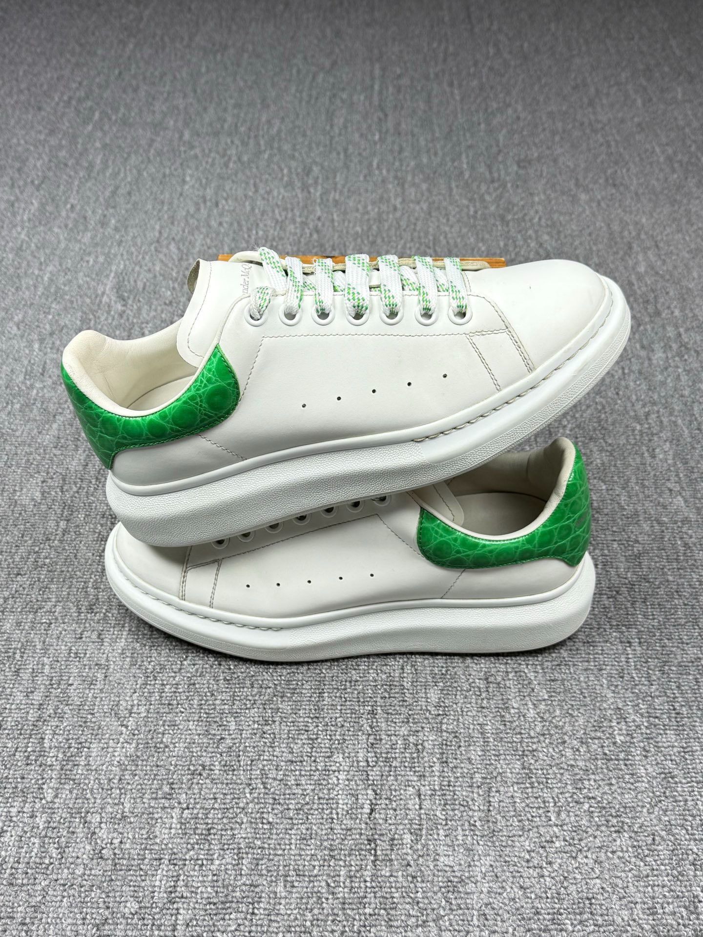 Alexander McQueen Alexander McQueen Green Lowtop Sneakers 9 Men Size US 9 / EU 42 - 2 Thumbnail