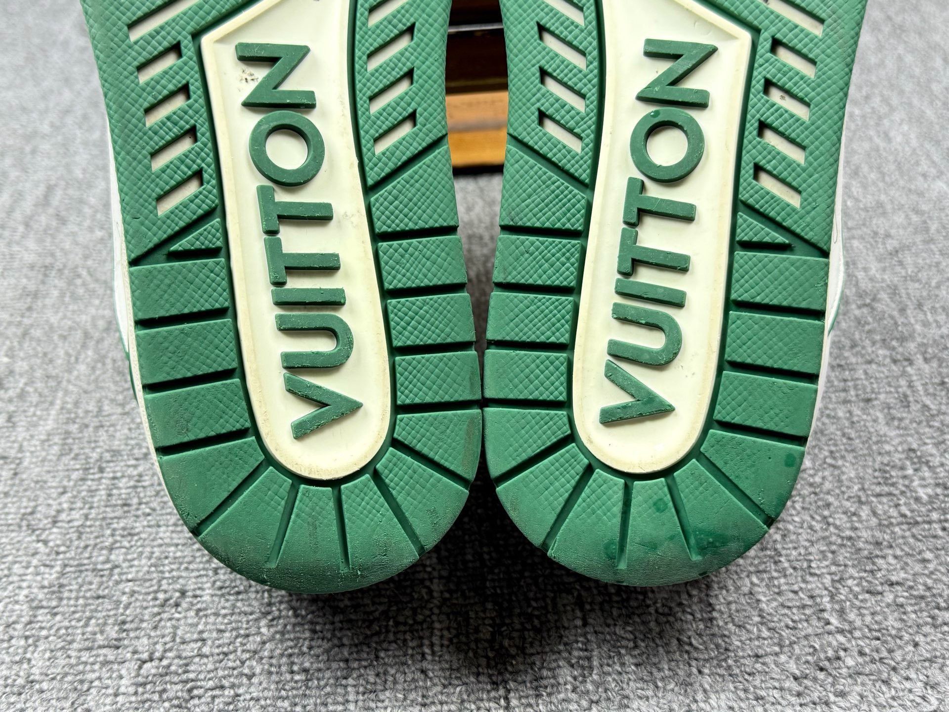 Louis Vuitton Louis Vuitton Training Green Lowtop Sneakers 9 Men Size US 9 / EU 42 - 8 Thumbnail