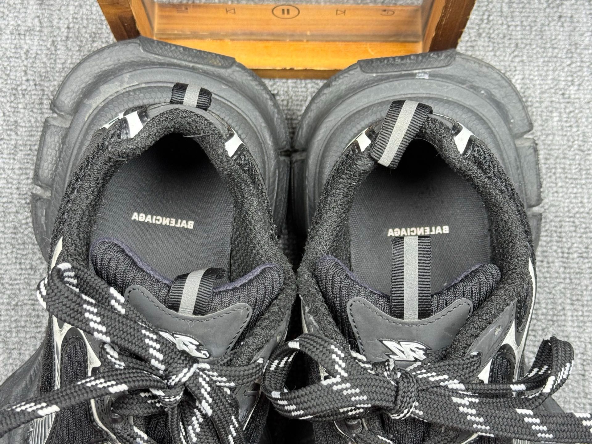 Balenciaga Balenciaga Silver Lowtop Sneakers 8 Men Size US 8 / EU 41 - 8 Thumbnail