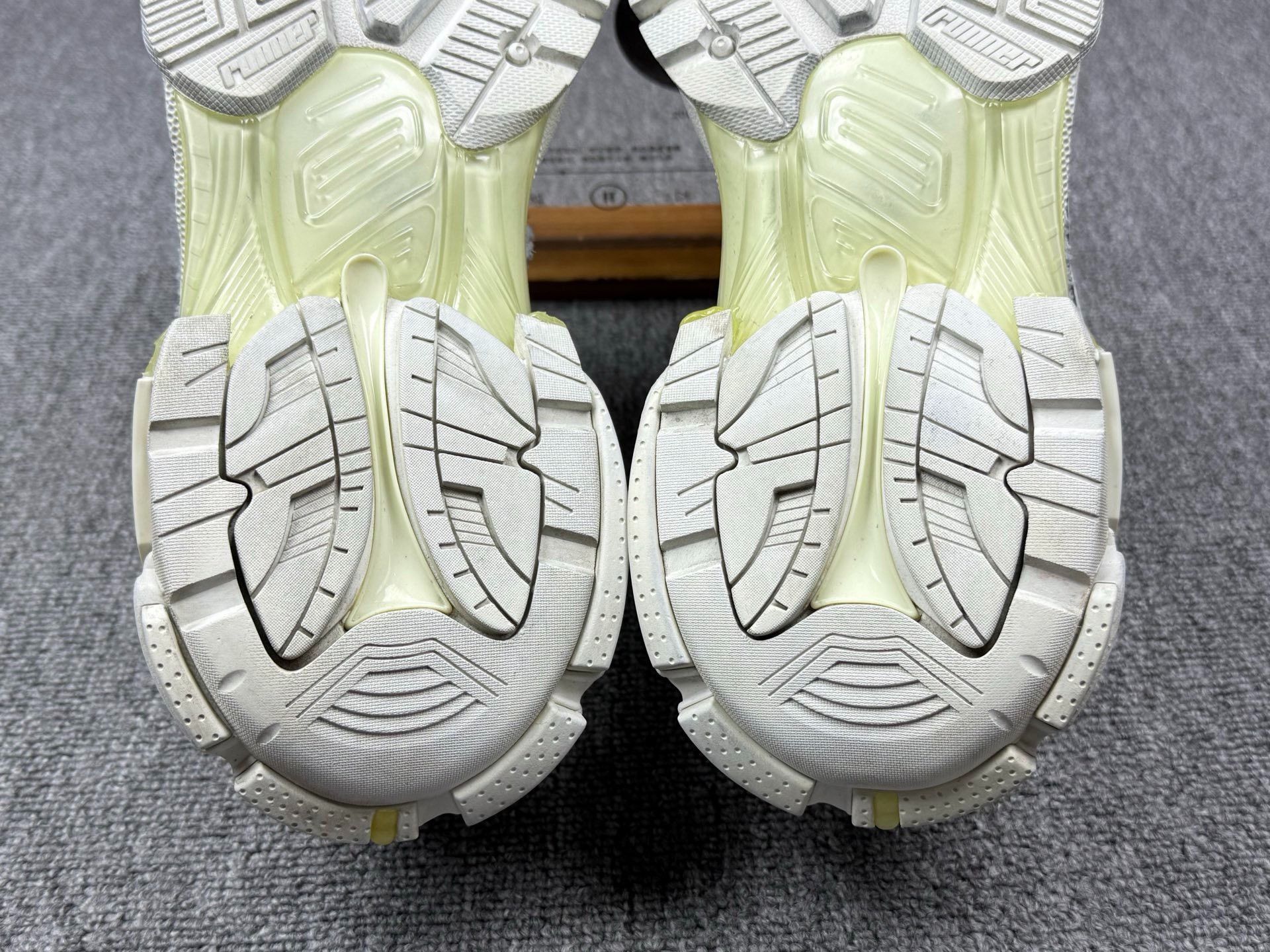 Balenciaga Balenciaga Running White Lowtop Sneakers 7 Men Size US 7 / EU 40 - 8 Thumbnail