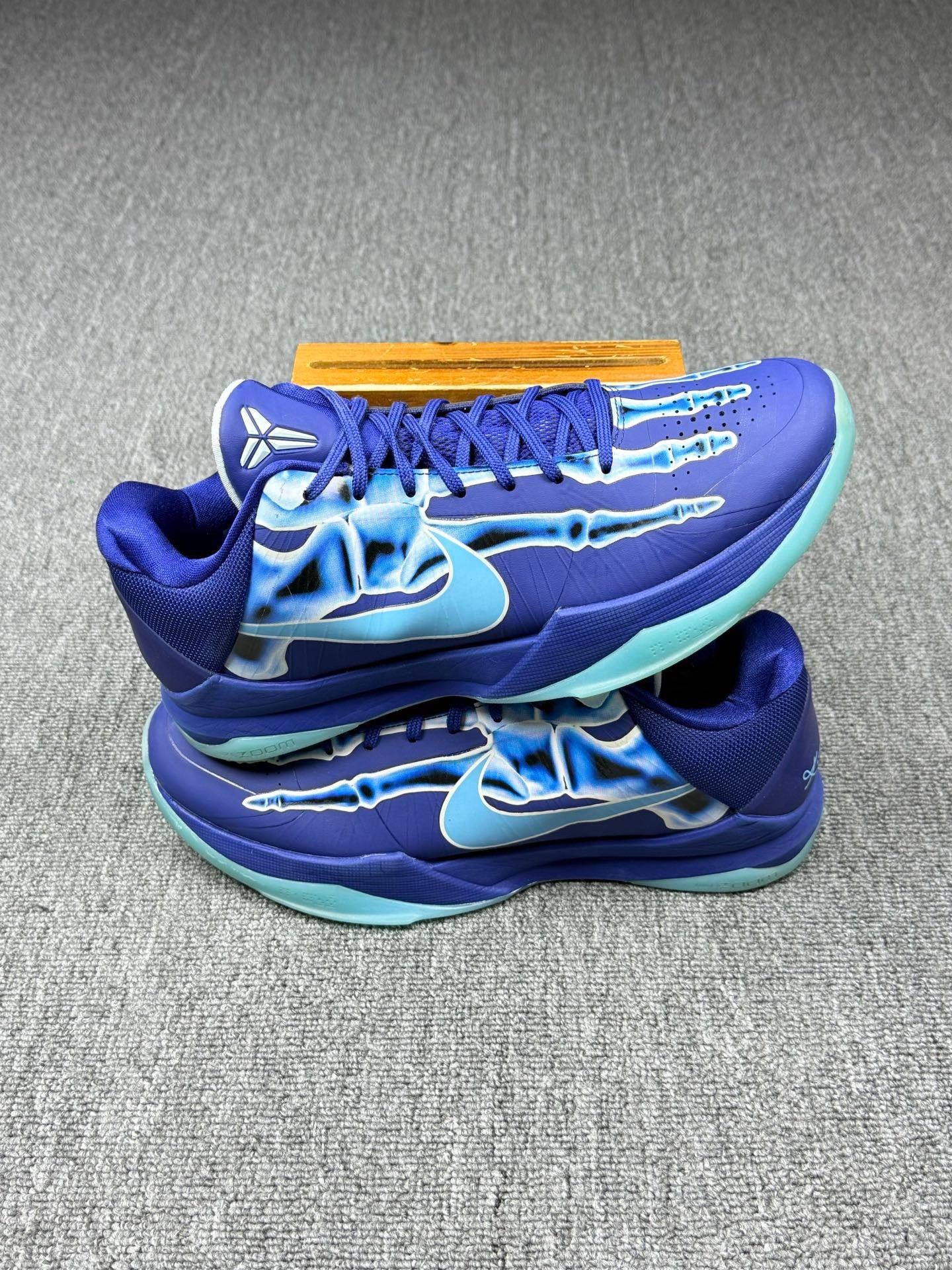 Nike Nike KOBE5 Blue Lowtop Sneakers 12 Men Size US 12 / EU 45 - 2 Thumbnail