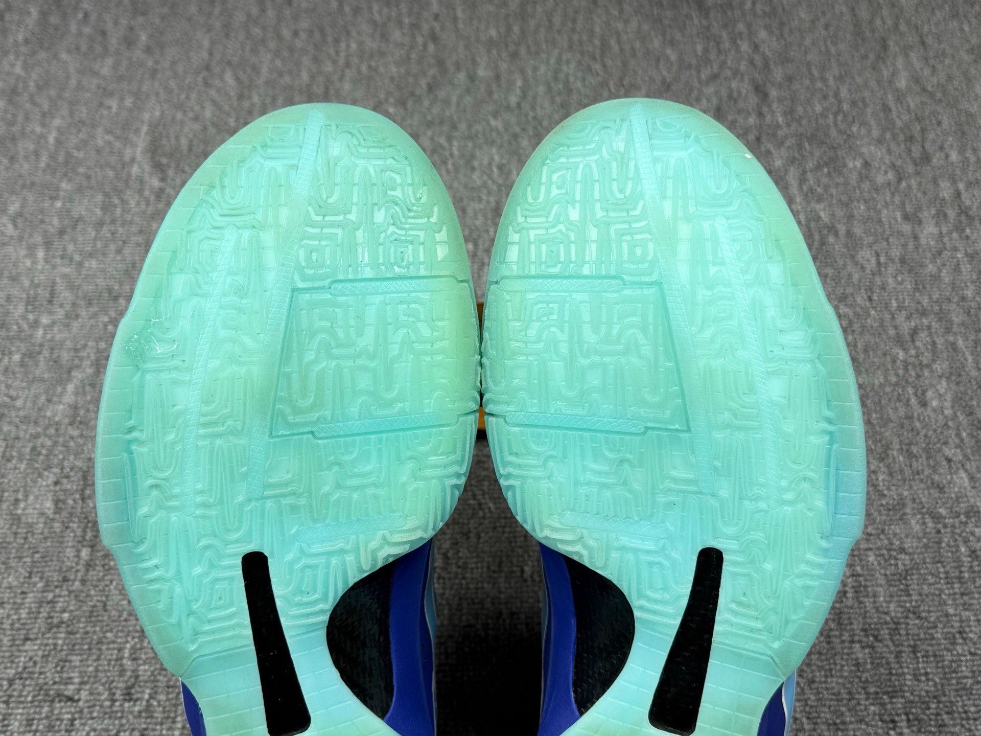Nike Nike KOBE5 Blue Lowtop Sneakers 12 Men Size US 12 / EU 45 - 7 Thumbnail