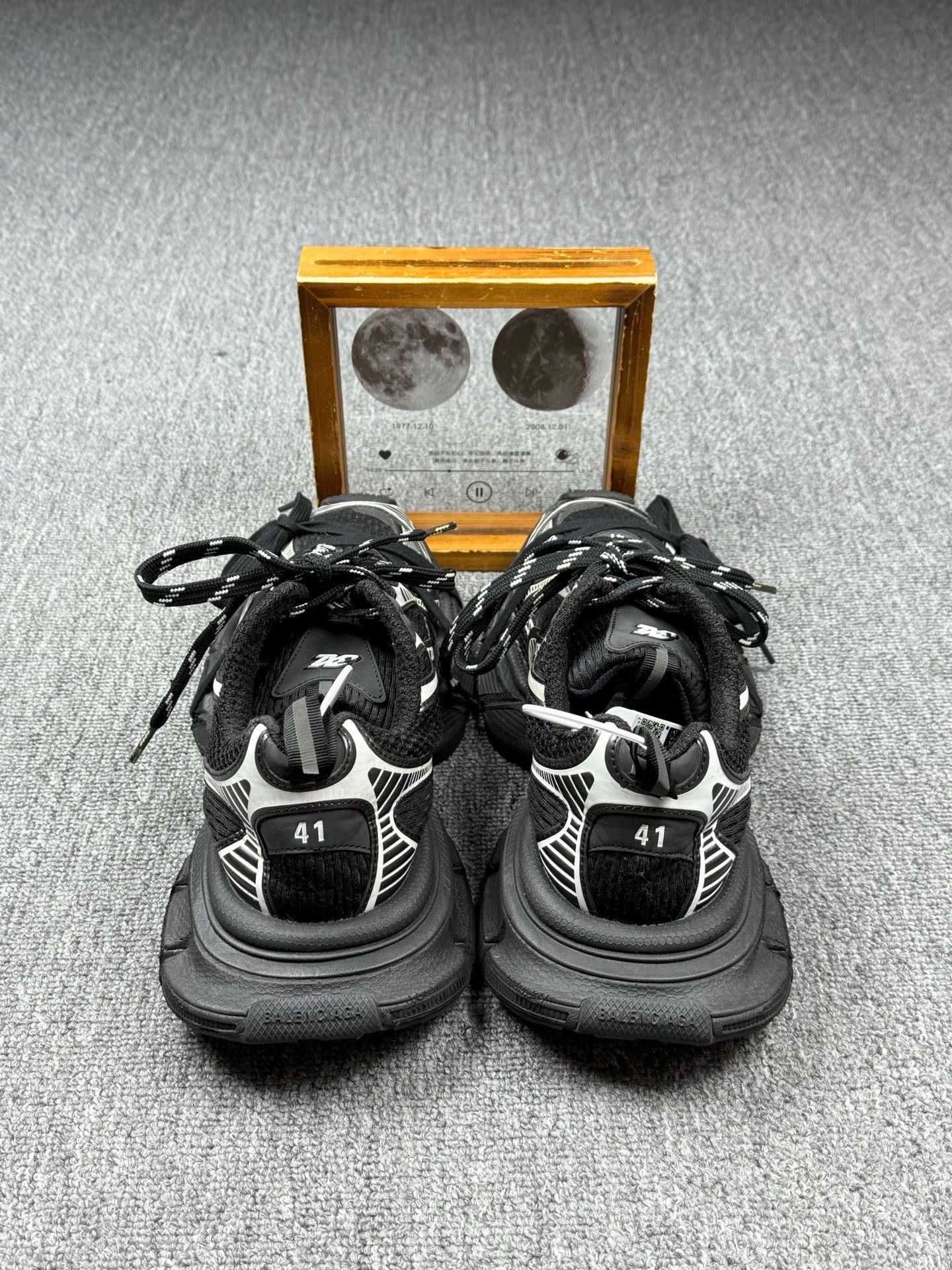 Balenciaga Balenciaga Silver Lowtop Sneakers 8 Men Size US 8 / EU 41 - 5 Thumbnail