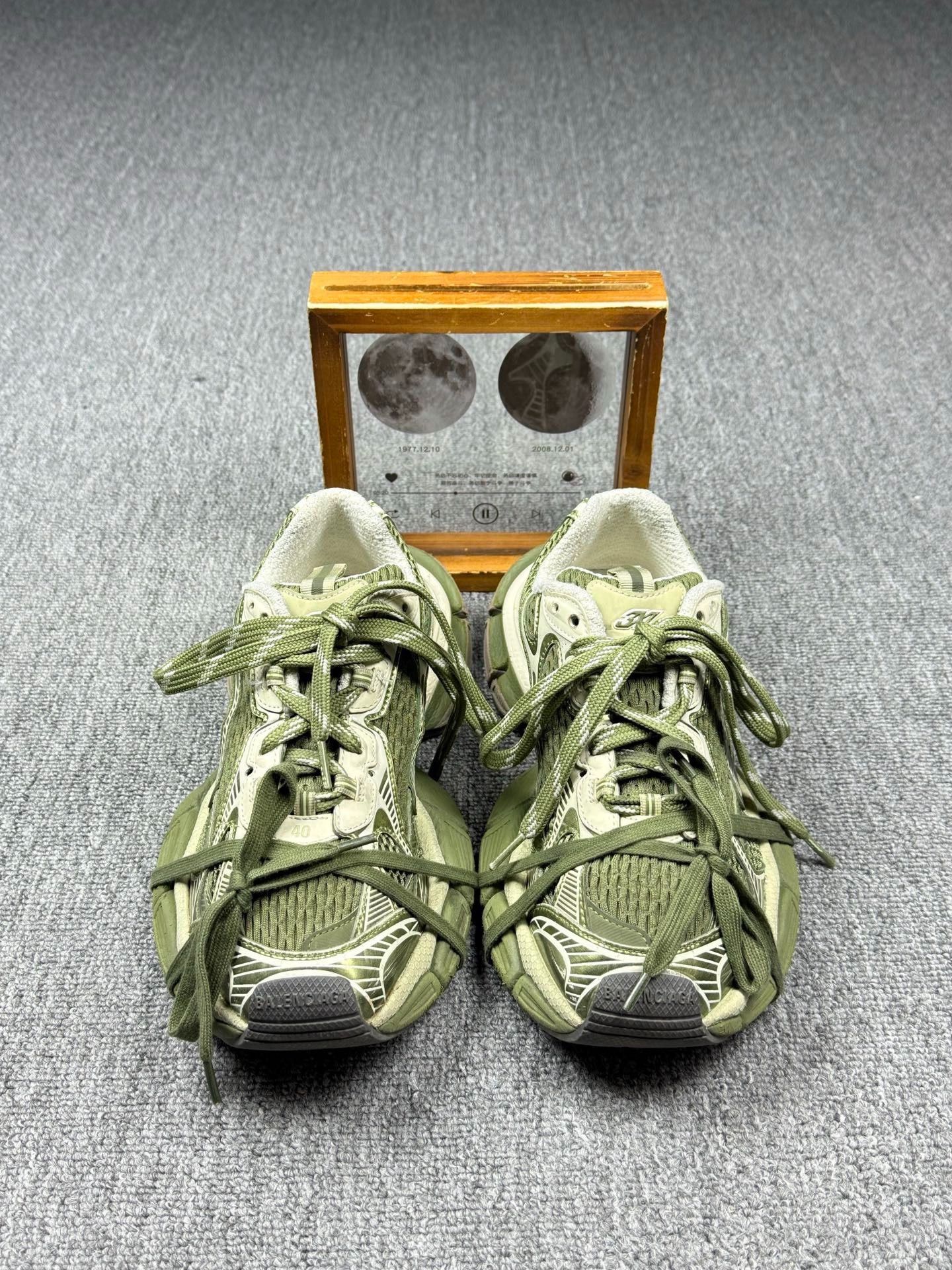 Balenciaga Balenciaga Gold Lowtop Sneakers 7 Men Size US 7 / EU 40 - 4 Thumbnail