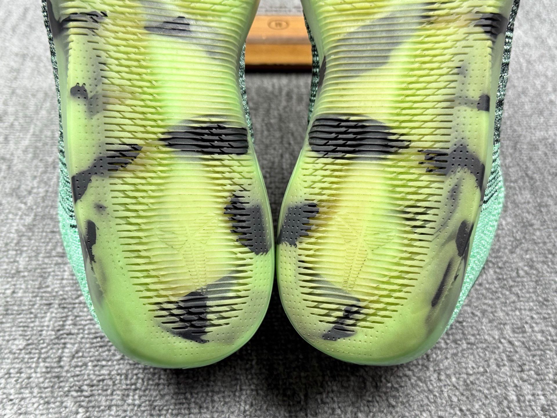 Nike Nike KOBE11 Gradient Multi Lowtop Sneakers 10 Men Size US 10 / EU 43 - 8 Thumbnail