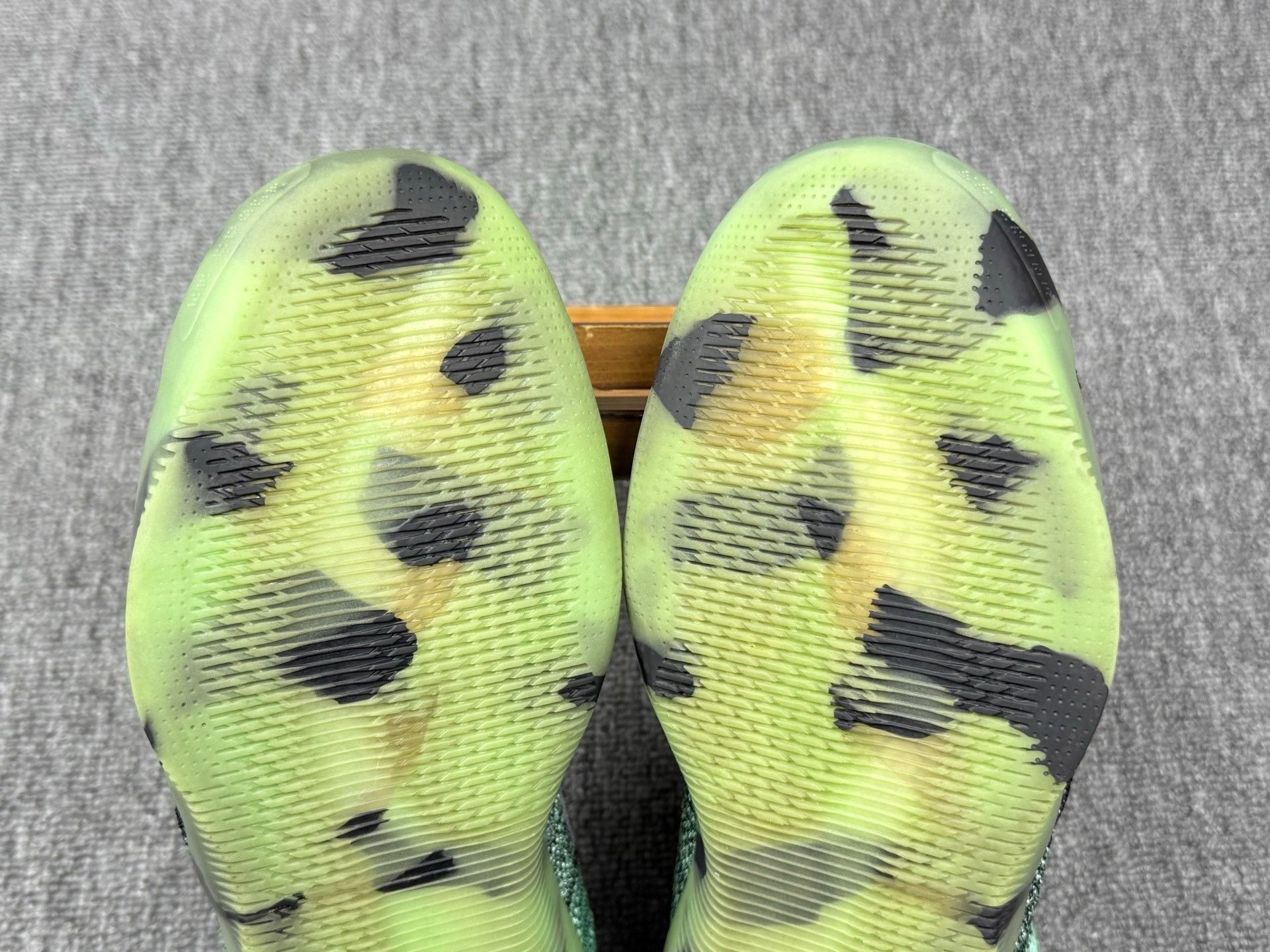 Nike Nike KOBE11 Gradient Multi Lowtop Sneakers 10 Men Size US 10 / EU 43 - 7 Thumbnail