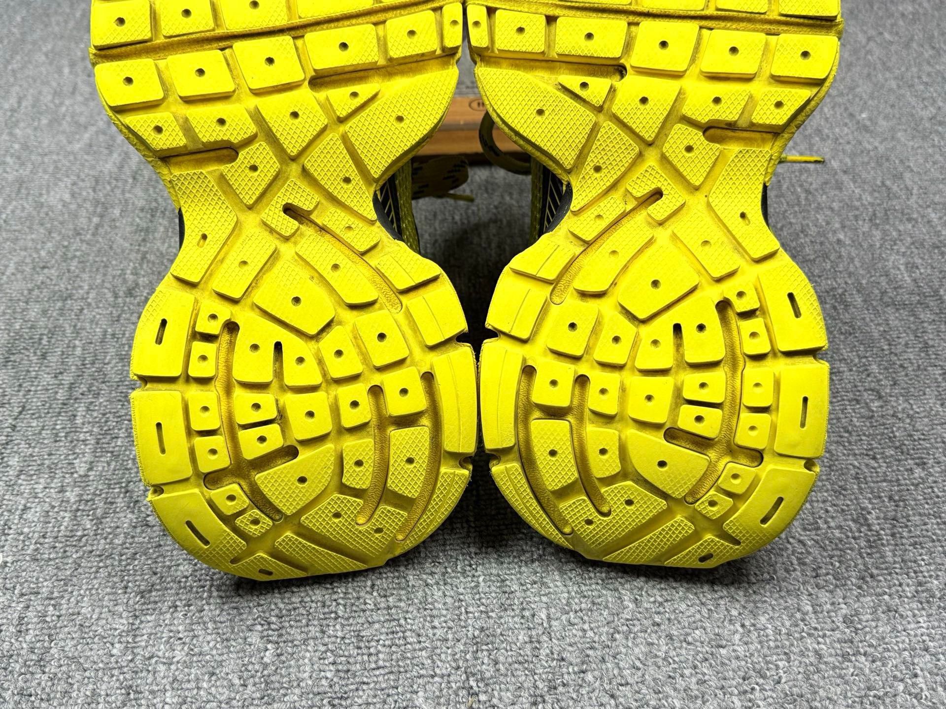 Balenciaga Balenciaga Yellow Lowtop Sneakers 9 Men Size US 9 / EU 42 - 8 Thumbnail