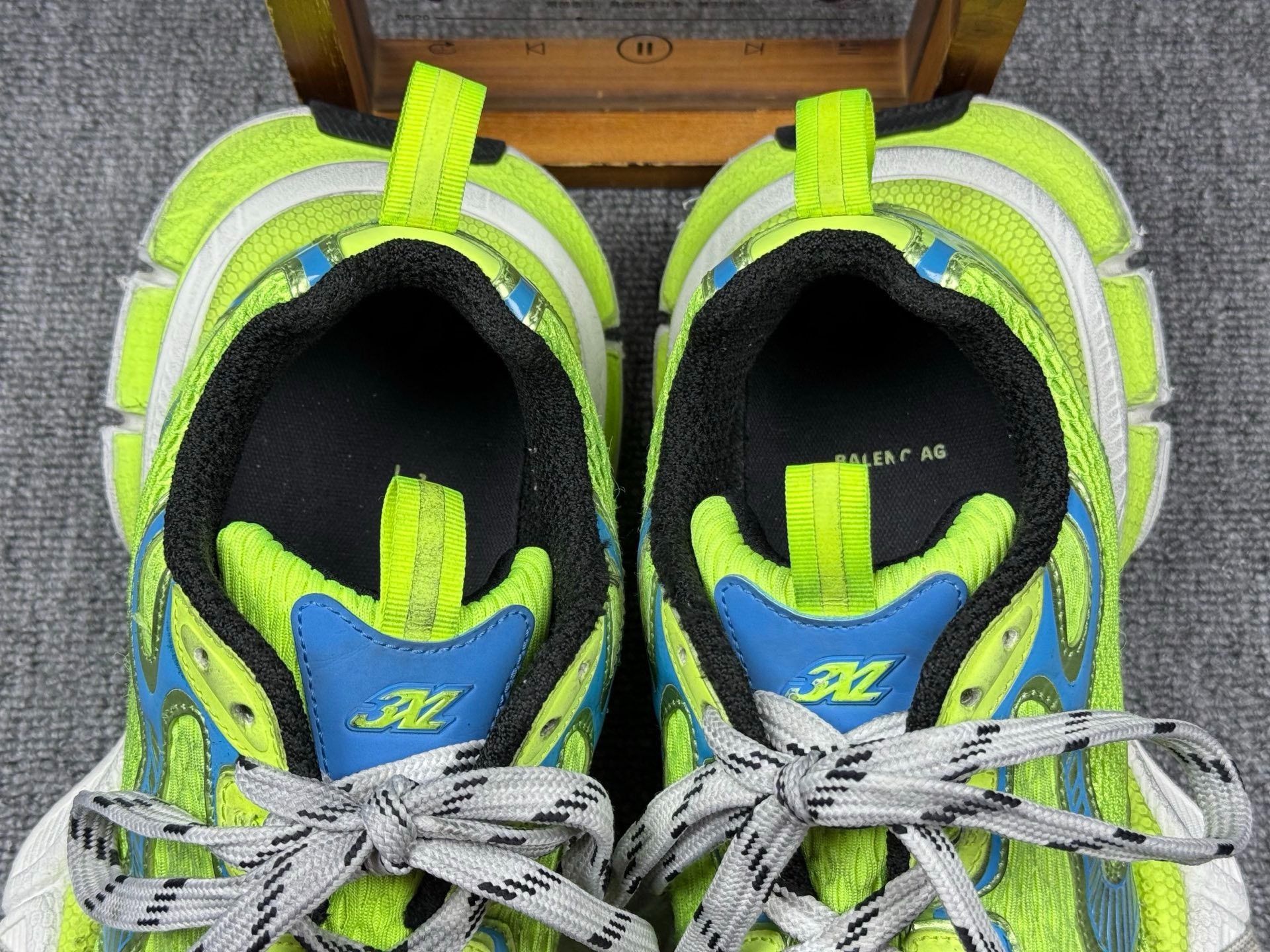 Balenciaga Balenciaga Glow Green Lowtop Sneakers 9 Men Size US 9 / EU 42 - 9 Thumbnail