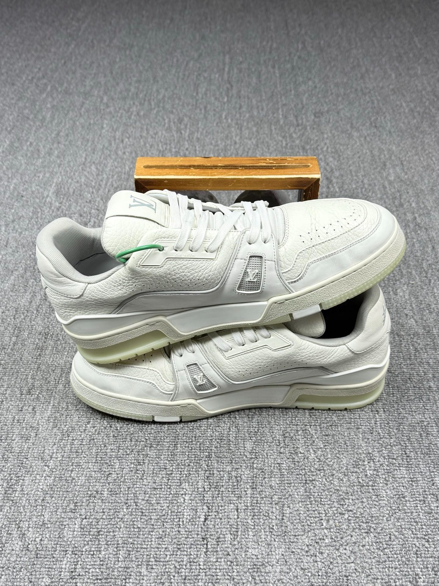 Louis Vuitton Louis Vuitton Training White Lowtop Sneakers 10 Men Size US 10 / EU 43 - 3 Thumbnail