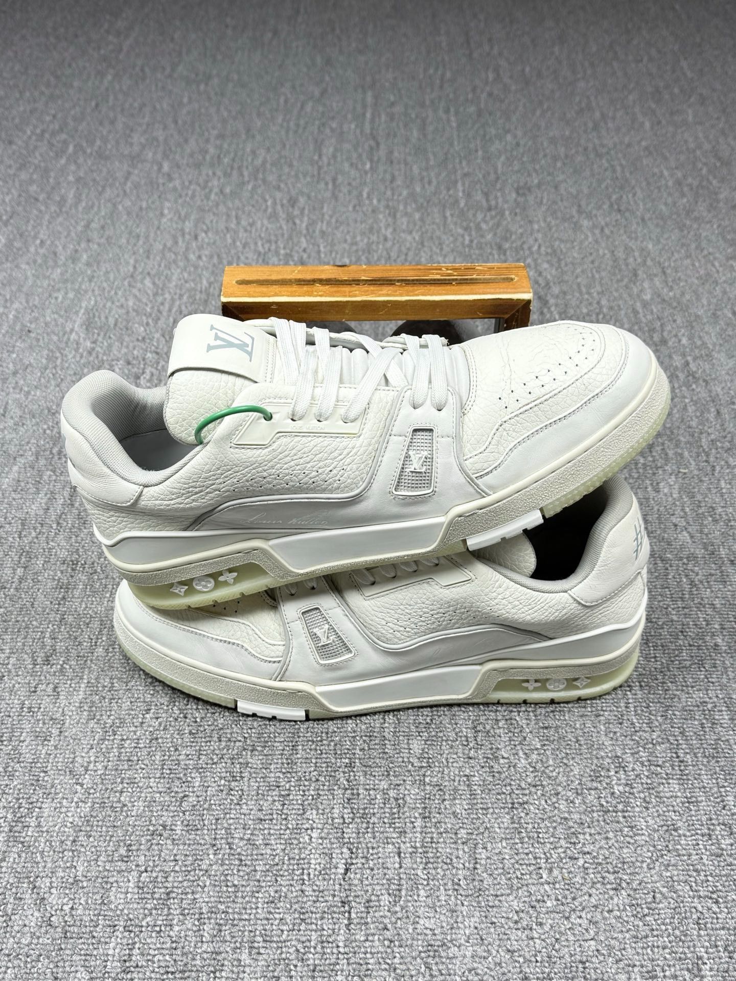 Louis Vuitton Louis Vuitton Training White Lowtop Sneakers 10 Men Size US 10 / EU 43 - 2 Thumbnail