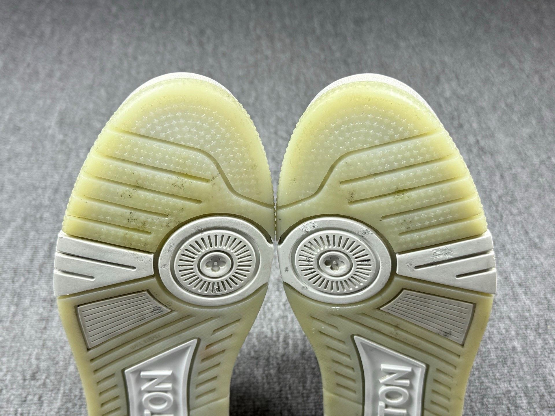 Louis Vuitton Louis Vuitton Training White Lowtop Sneakers 10 Men Size US 10 / EU 43 - 7 Thumbnail