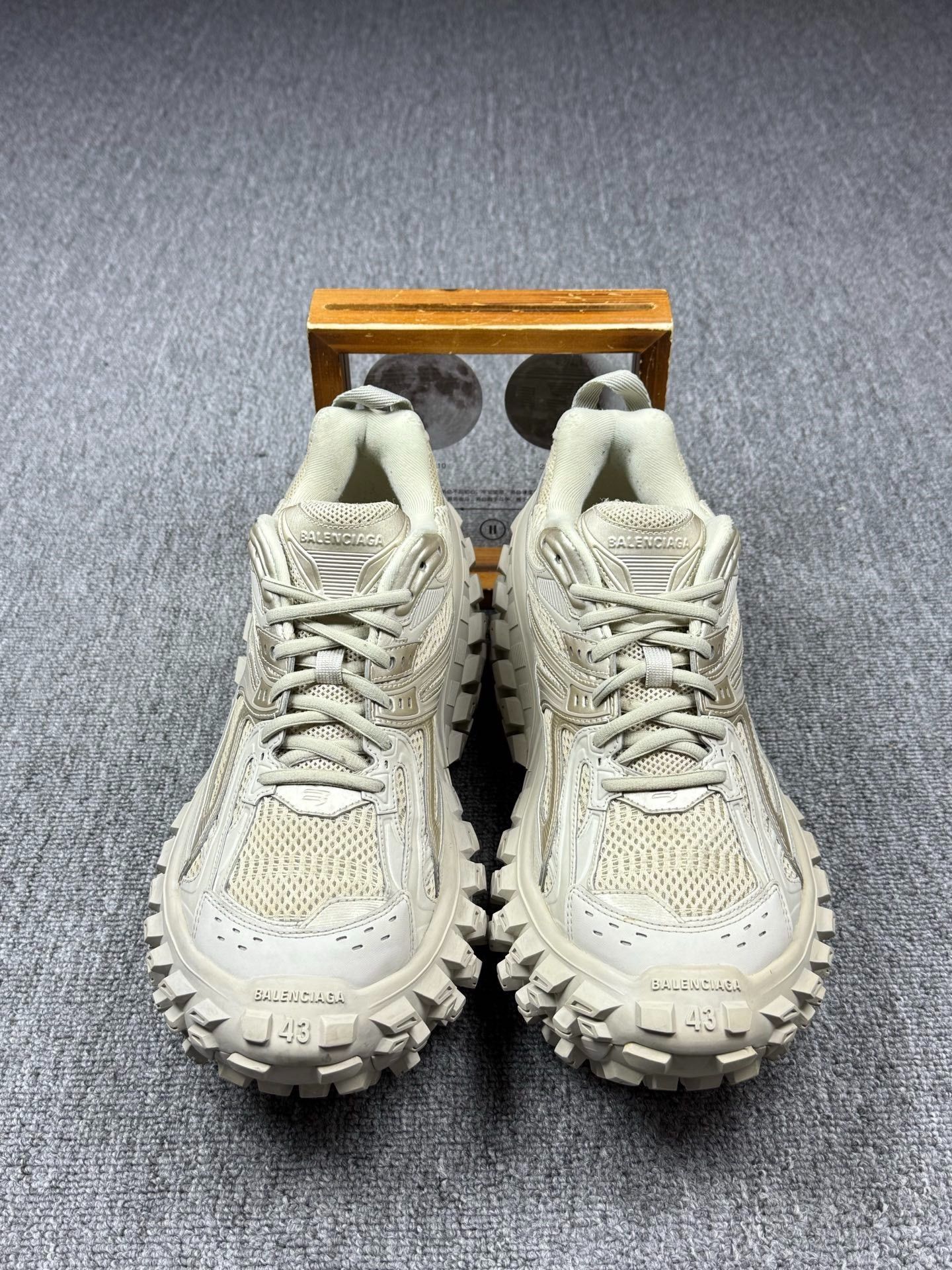 Balenciaga Balenciaga Distressed Brown Lowtop Sneakers 10 Men Size US 10 / EU 43 - 4 Thumbnail