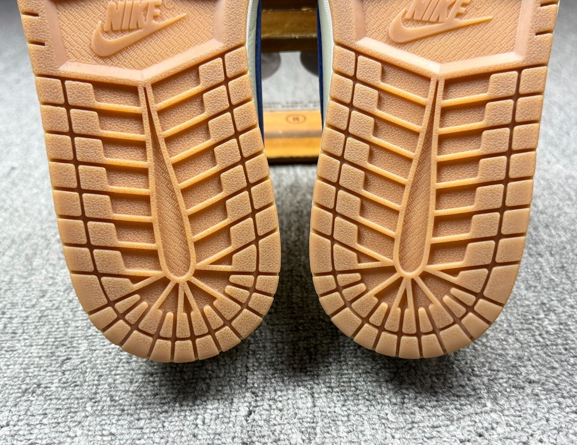 Nike Nike AJ1 Gold Lowtop Sneakers 11 Men Size US 11 / EU 44 - 8 Thumbnail