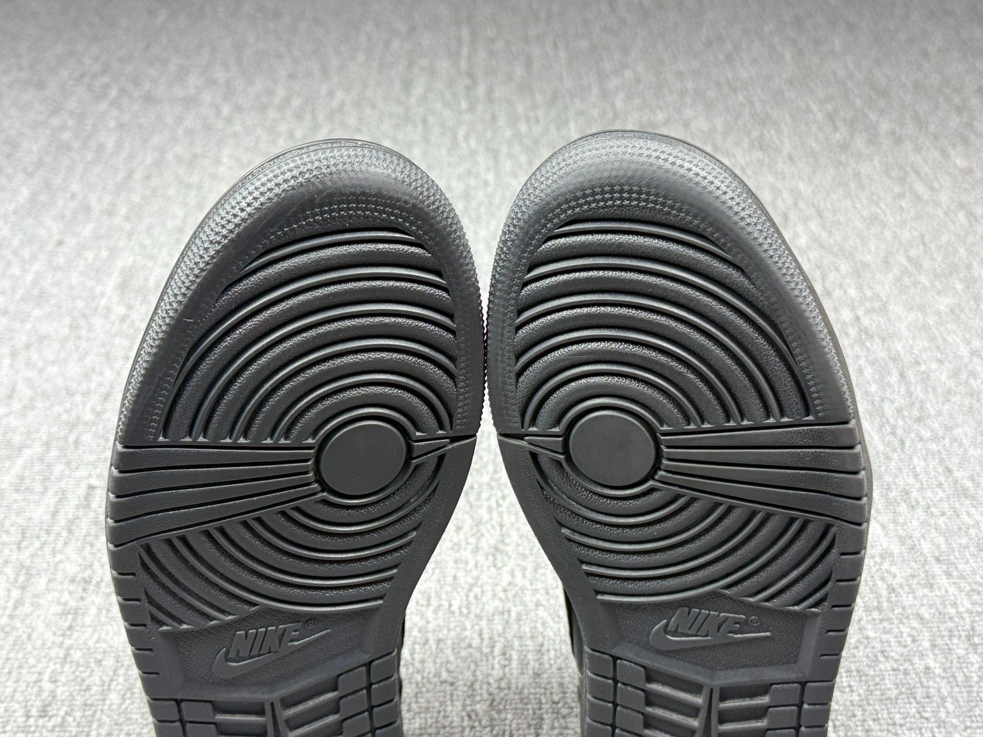 Nike Nike AJ1 Black Lowtop Sneakers 10 Men Size US 10 / EU 43 - 7 Thumbnail