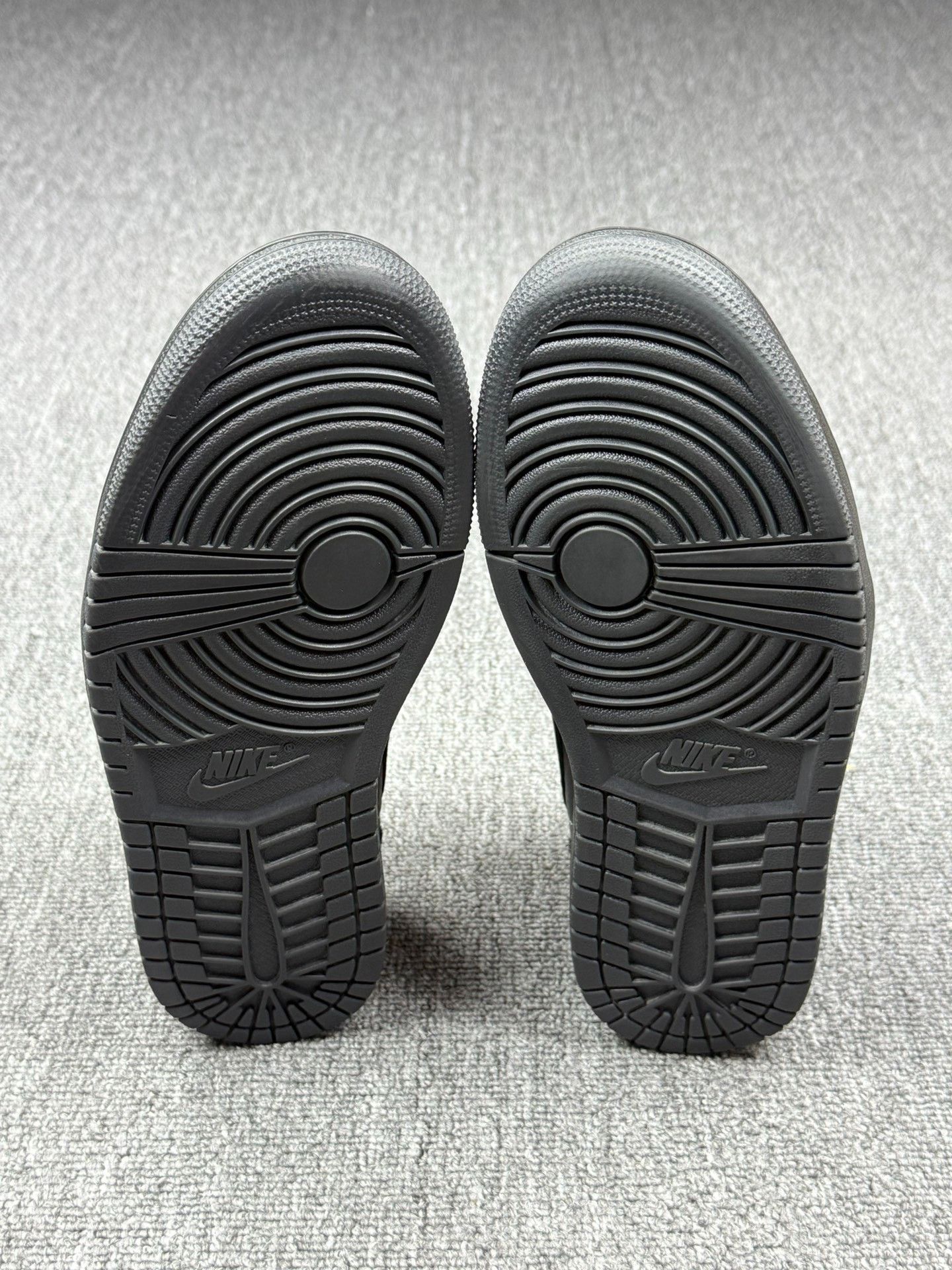 Nike Nike AJ1 Black Lowtop Sneakers 10 Men Size US 10 / EU 43 - 6 Thumbnail
