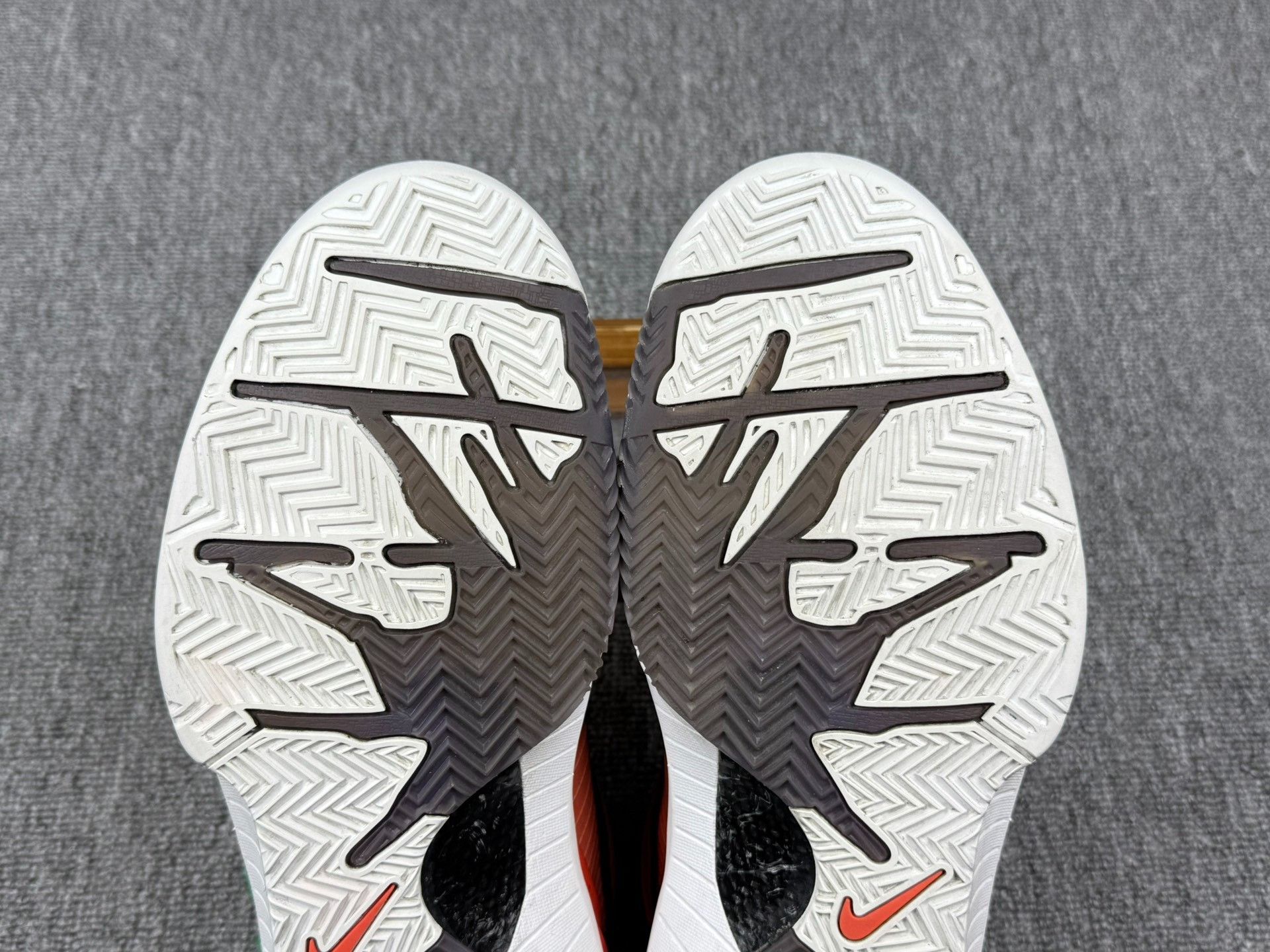 Nike Nike KOBE4 White Lowtop Sneakers 12 Men Size US 12 / EU 45 - 7 Thumbnail