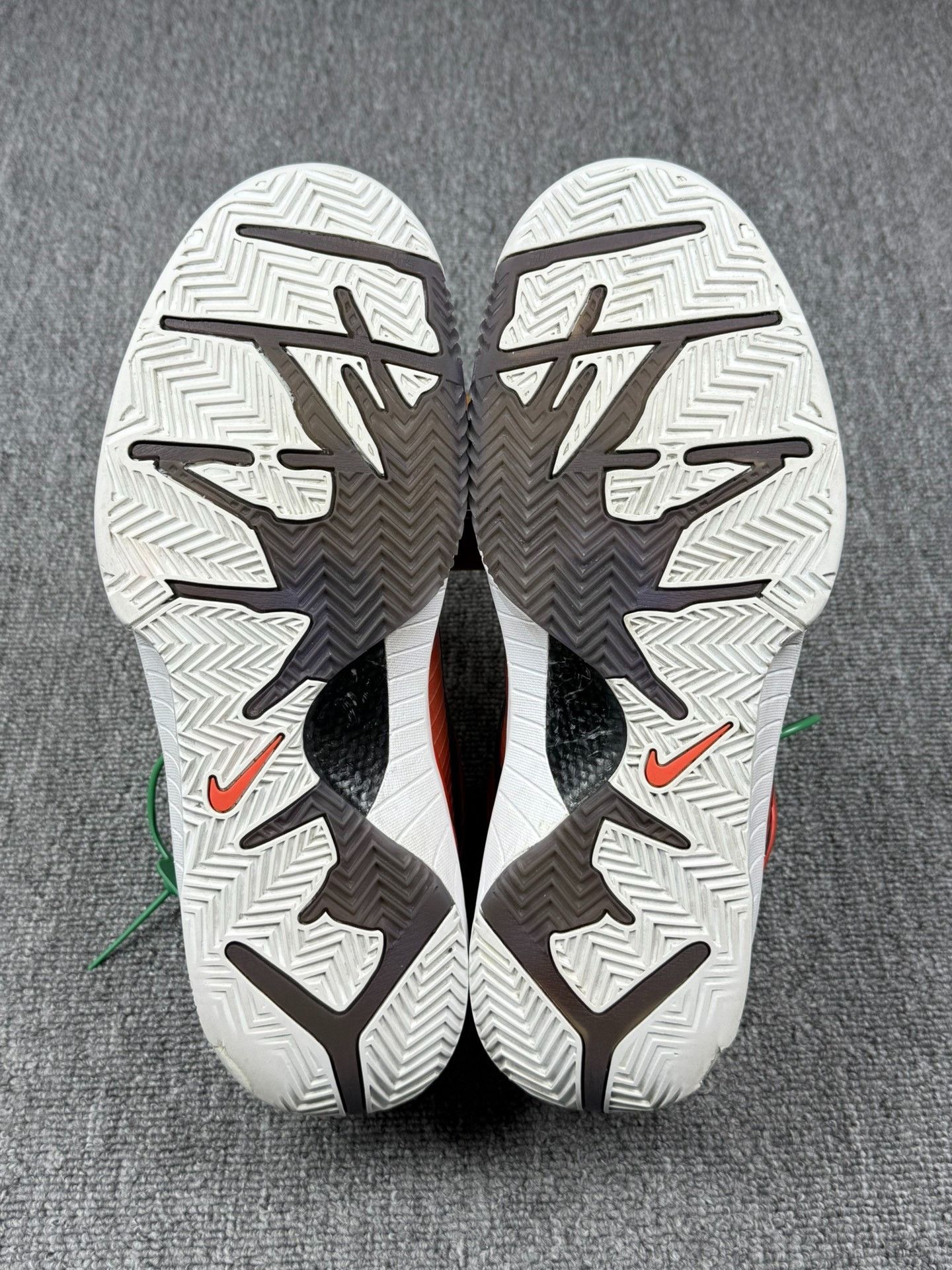 Nike Nike KOBE4 White Lowtop Sneakers 12 Men Size US 12 / EU 45 - 6 Thumbnail