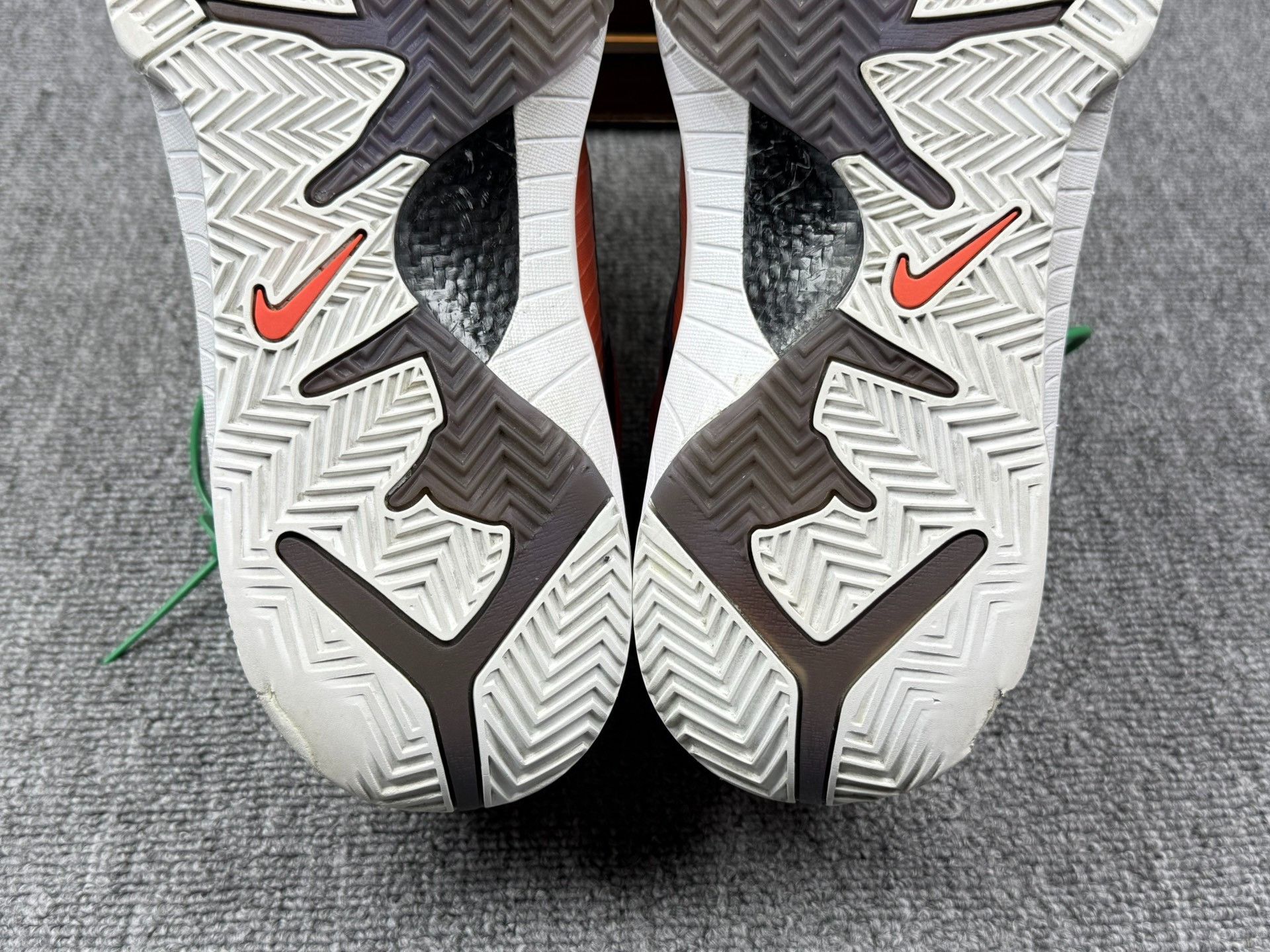 Nike Nike KOBE4 White Lowtop Sneakers 12 Men Size US 12 / EU 45 - 8 Thumbnail