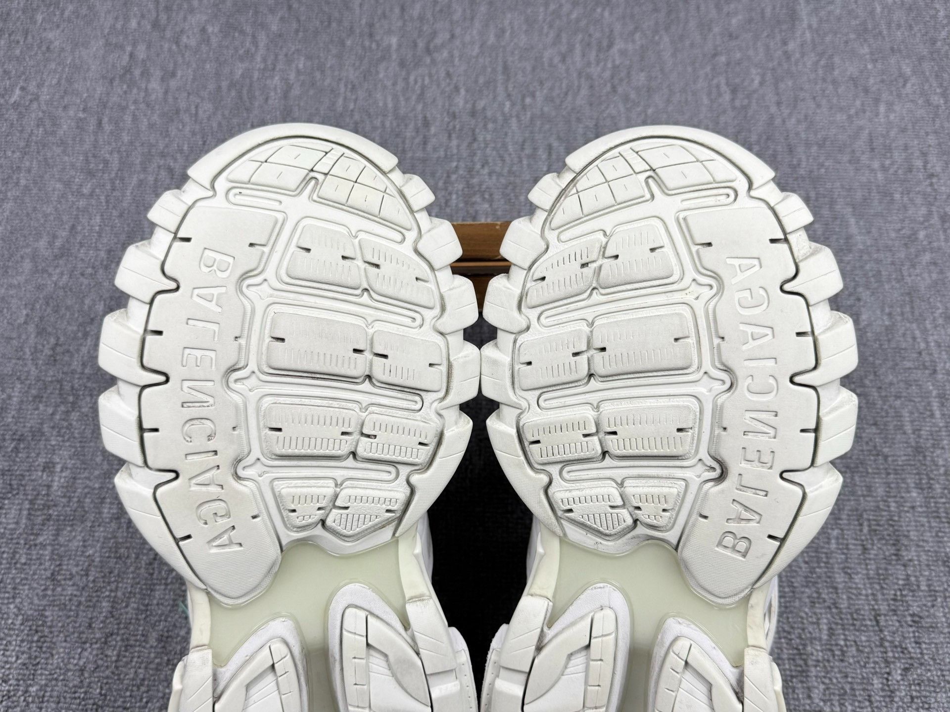 Balenciaga Balenciaga White Lowtop Sneakers 8 Men Size US 8 / EU 41 - 7 Thumbnail