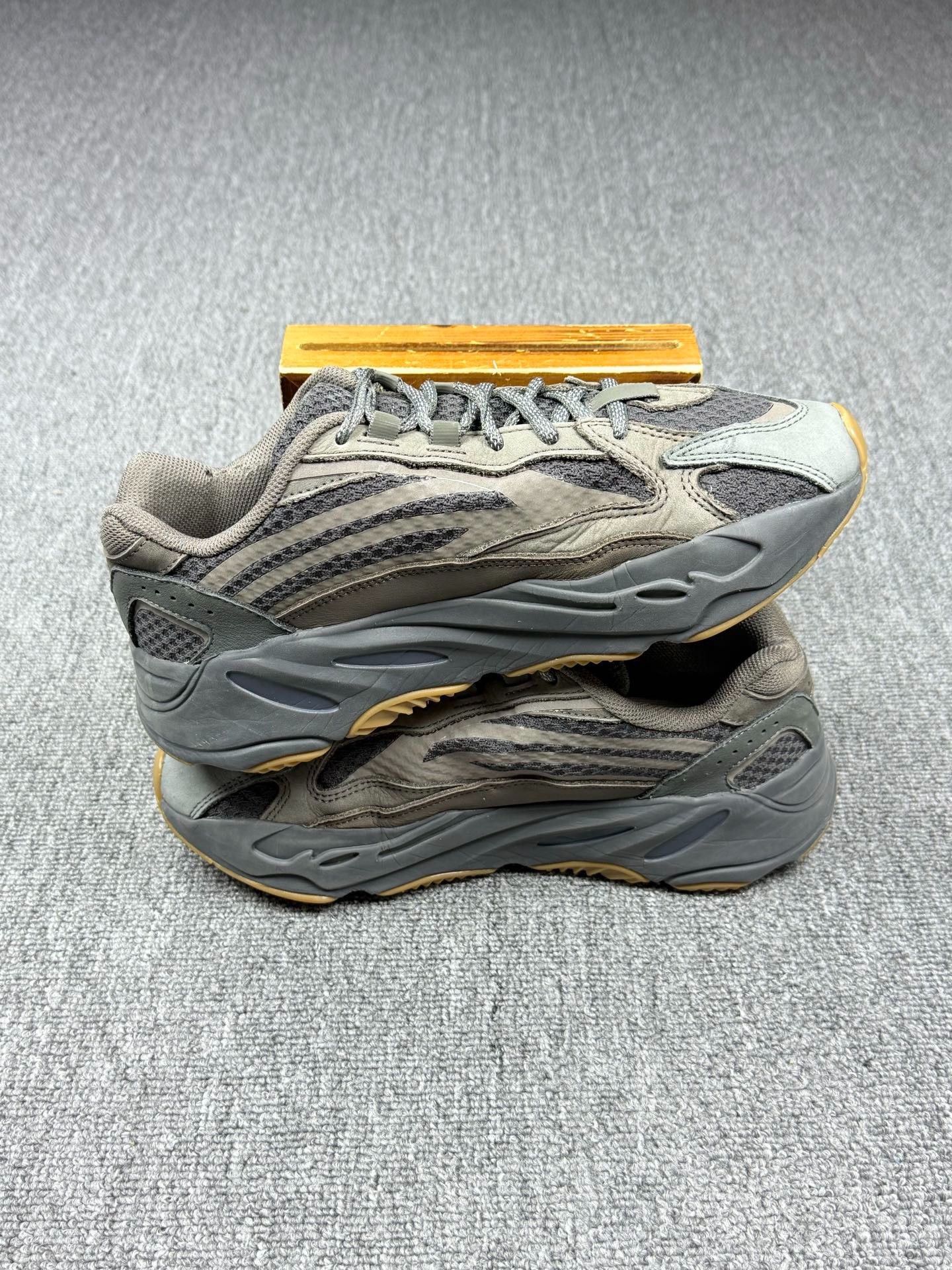 Adidas Adidas YEEZY700 Gray Lowtop Sneakers 9 Men Size US 9 / EU 42 - 3 Thumbnail