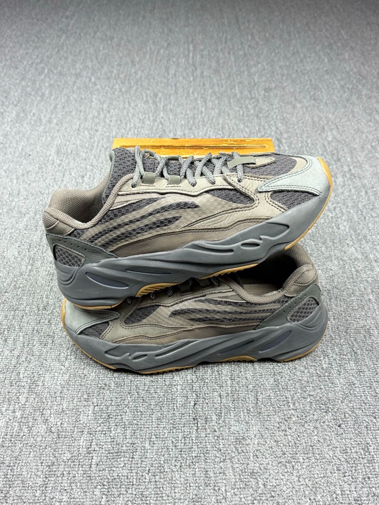 Adidas Adidas YEEZY700 Gray Lowtop Sneakers 9 Men Size US 9 / EU 42 - 2 Thumbnail