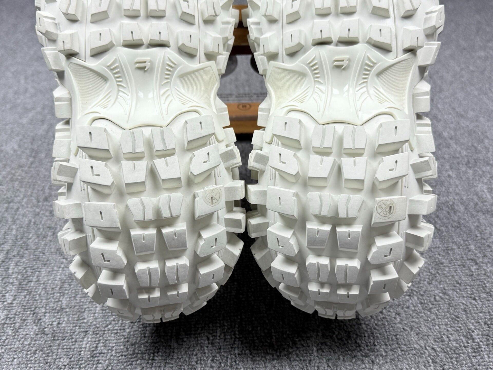 Balenciaga Balenciaga White Lowtop Sneakers 7 Men Size US 7 / EU 40 - 8 Thumbnail