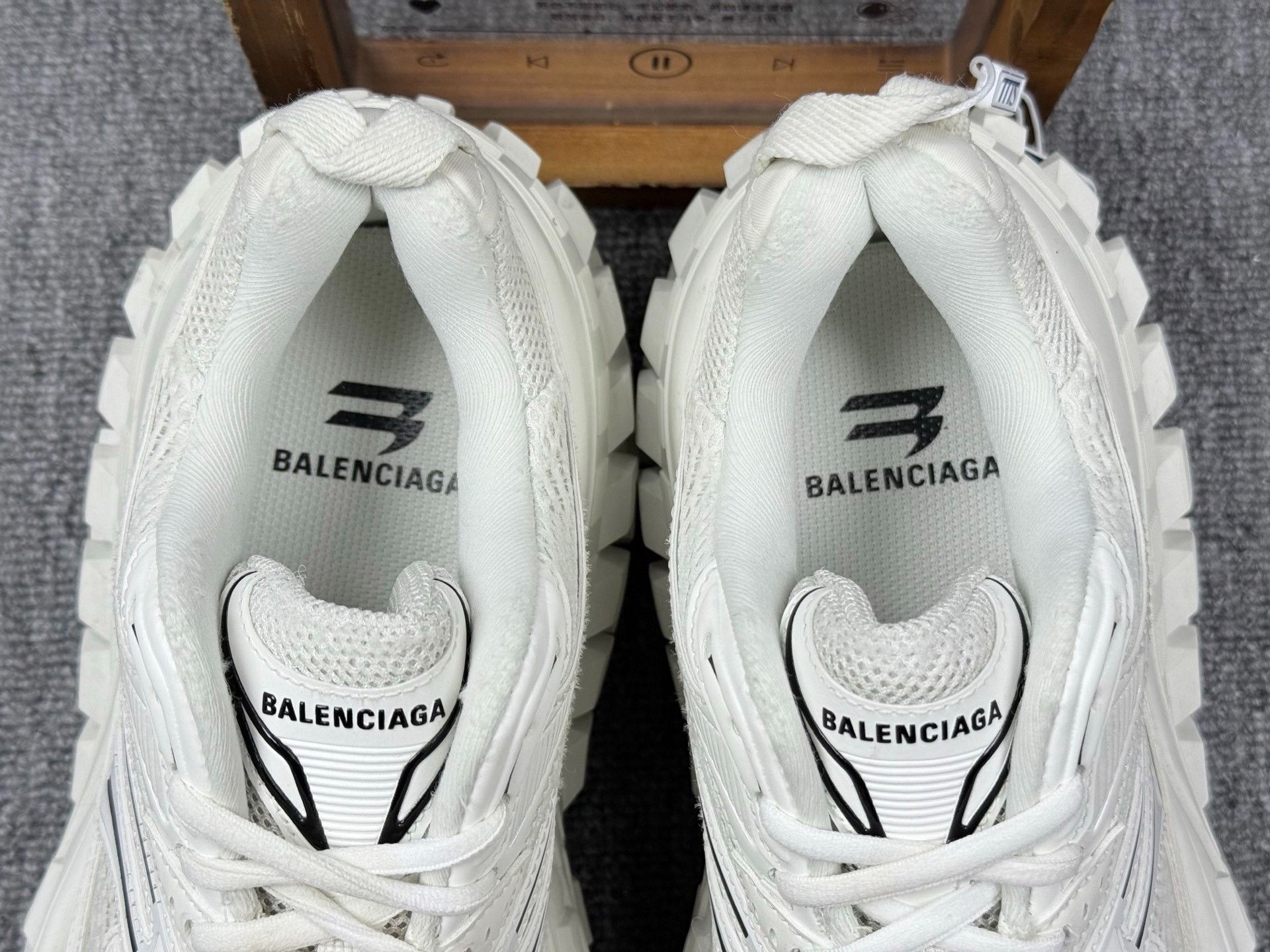 Balenciaga Balenciaga White Lowtop Sneakers 7 Men Size US 7 / EU 40 - 9 Thumbnail
